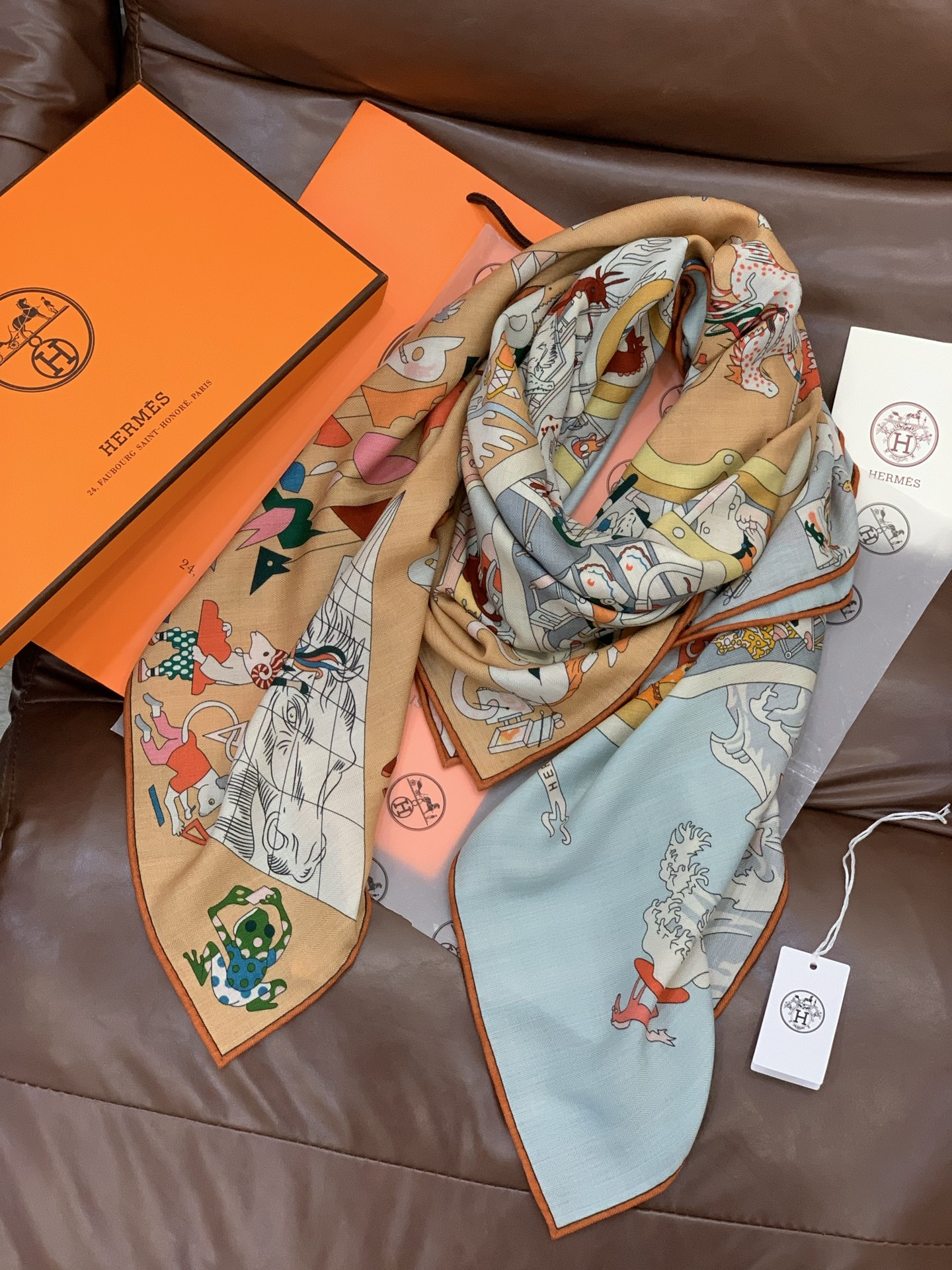 “马术学院”140双面同色丝绒披肩～Hermes 手工卷边丝绒方巾（30%桑蚕丝70%羊绒）这款爱马仕的