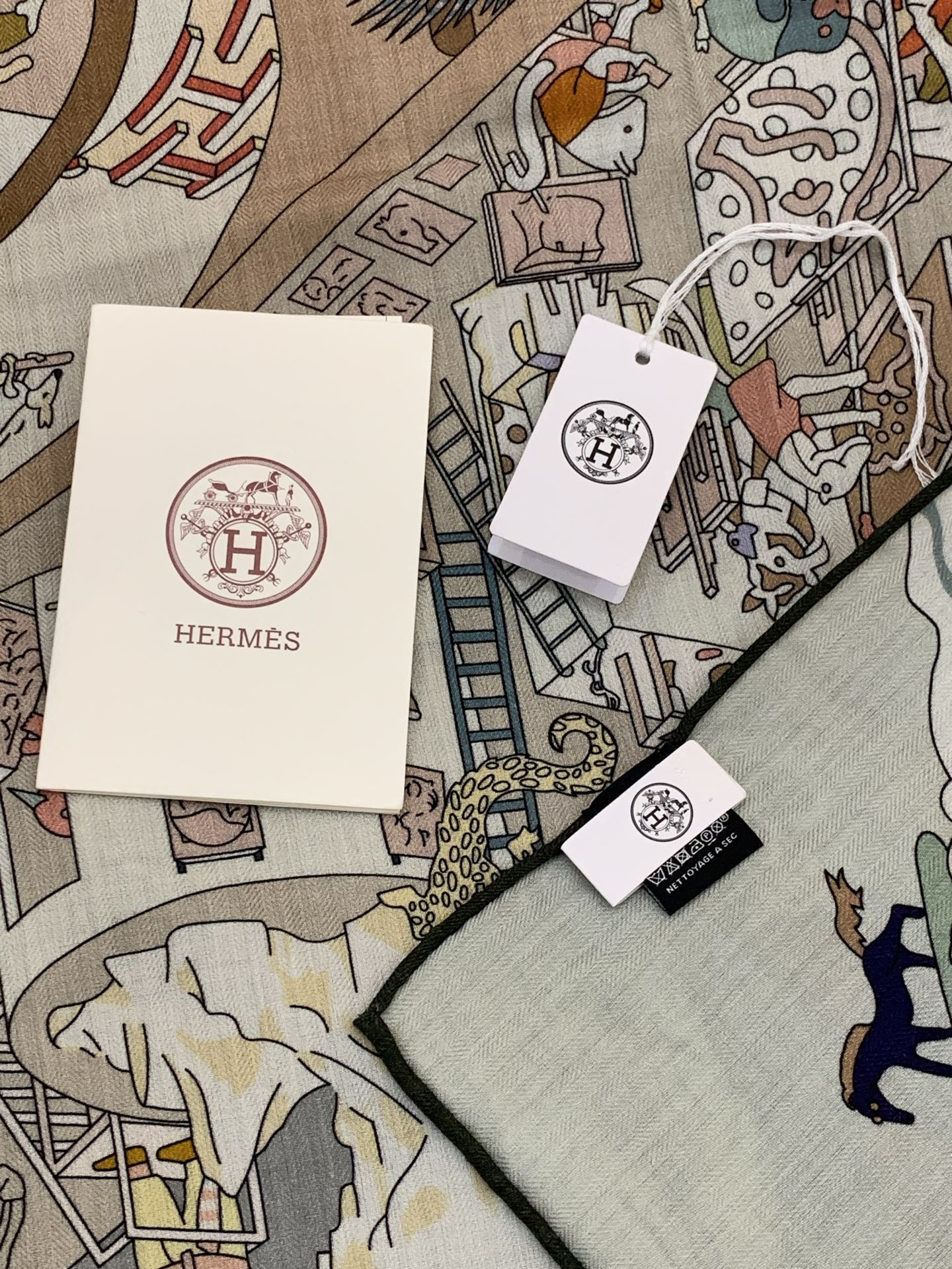 “马术学院”140双面同色丝绒披肩～Hermes 手工卷边丝绒方巾（30%桑蚕丝70%羊绒）这款爱马仕的