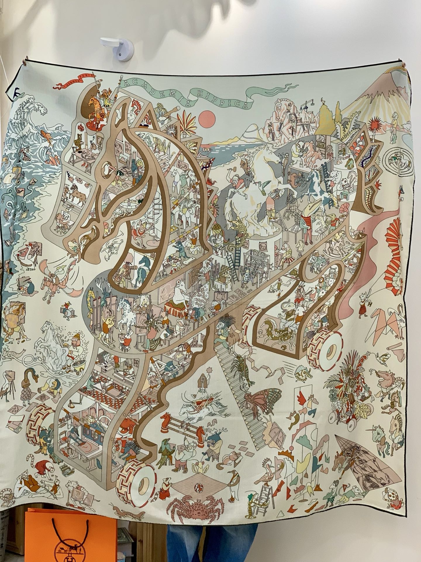 “马术学院”140双面同色丝绒披肩～Hermes 手工卷边丝绒方巾（30%桑蚕丝70%羊绒）这款爱马仕的