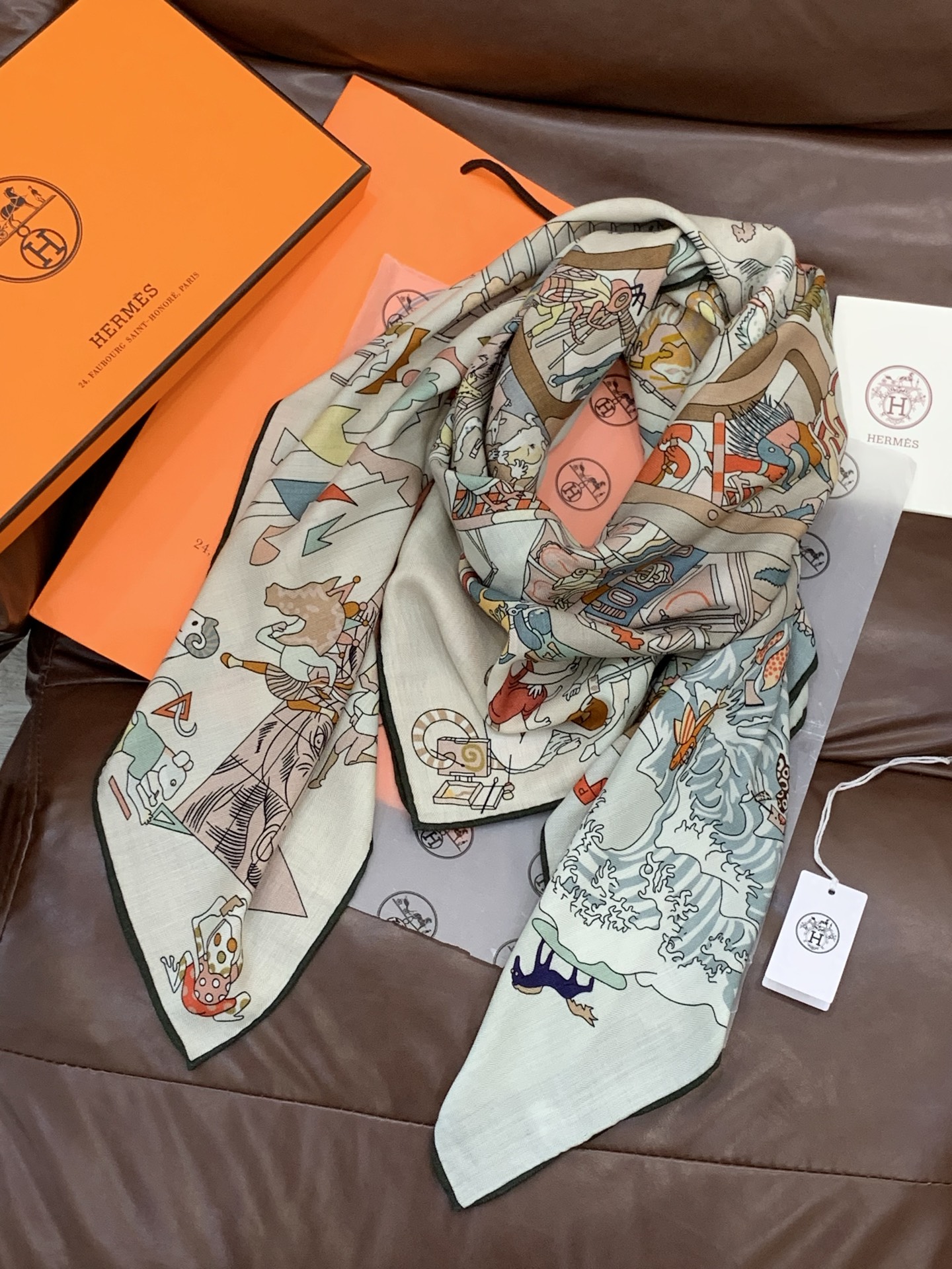 “马术学院”140双面同色丝绒披肩～Hermes 手工卷边丝绒方巾（30%桑蚕丝70%羊绒）这款爱马仕的