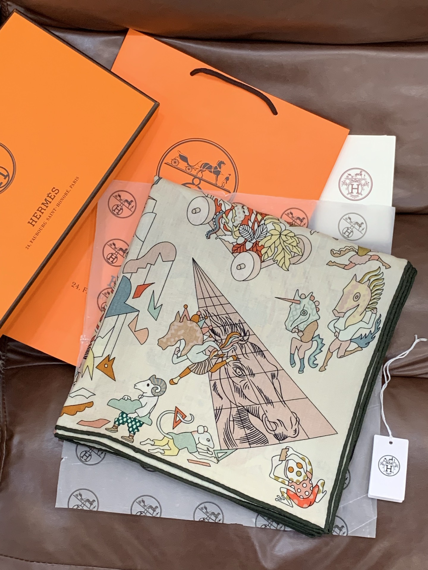 “马术学院”140双面同色丝绒披肩～Hermes 手工卷边丝绒方巾（30%桑蚕丝70%羊绒）这款爱马仕的