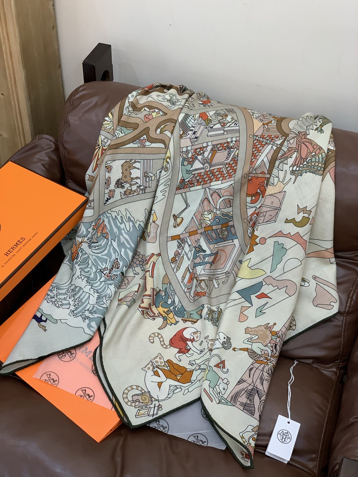 “马术学院”140双面同色丝绒披肩～Hermes 手工卷边丝绒方巾（30%桑蚕丝70%羊绒）这款爱马仕的