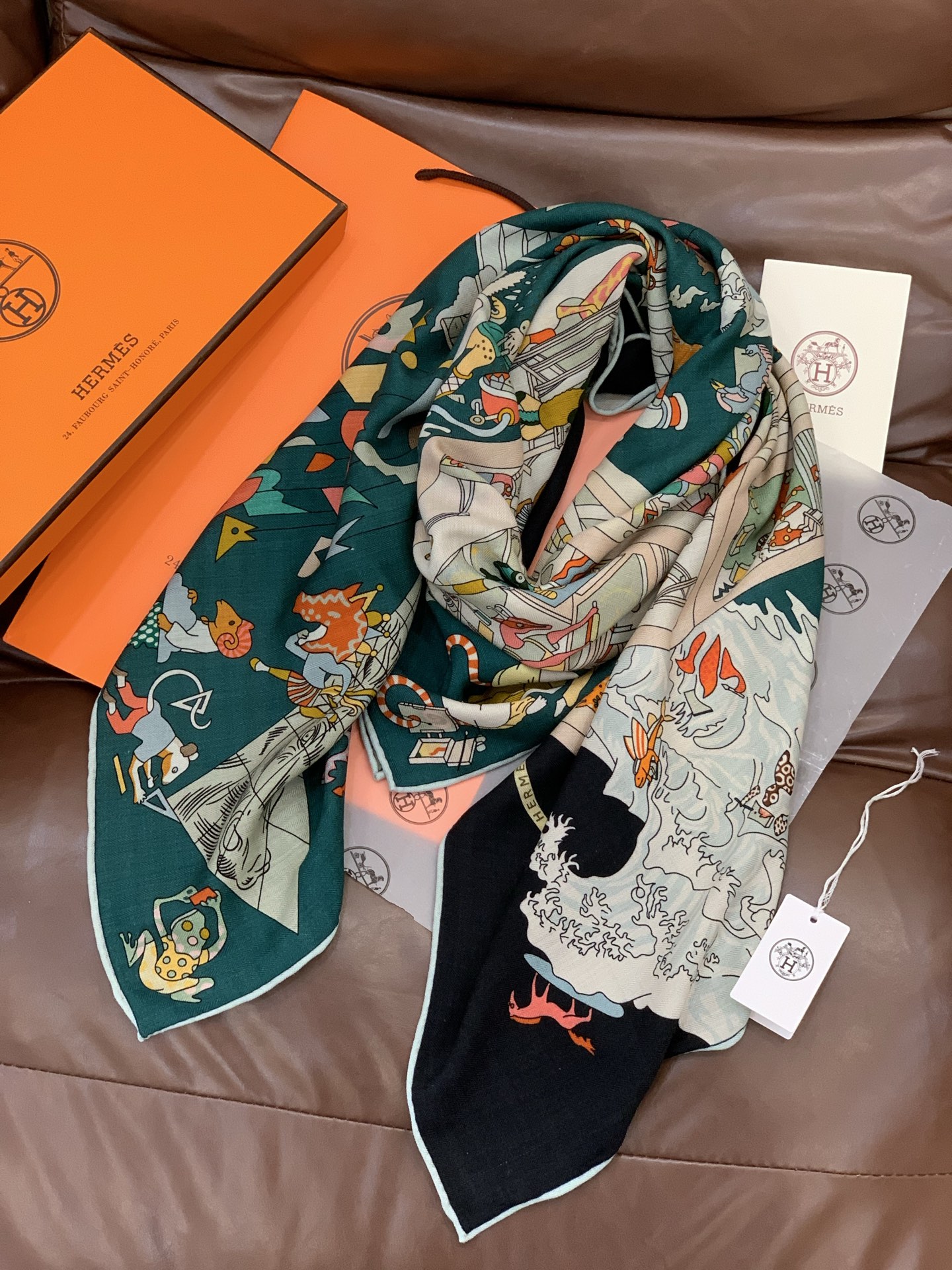 “马术学院”140双面同色丝绒披肩～Hermes 手工卷边丝绒方巾（30%桑蚕丝70%羊绒）这款爱马仕的