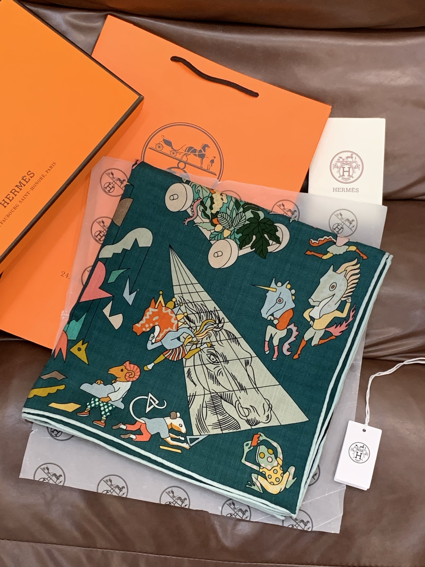 “马术学院”140双面同色丝绒披肩～Hermes 手工卷边丝绒方巾（30%桑蚕丝70%羊绒）这款爱马仕的