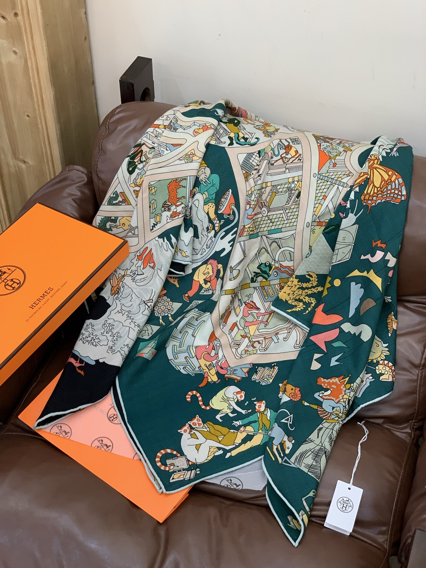 “马术学院”140双面同色丝绒披肩～Hermes 手工卷边丝绒方巾（30%桑蚕丝70%羊绒）这款爱马仕的