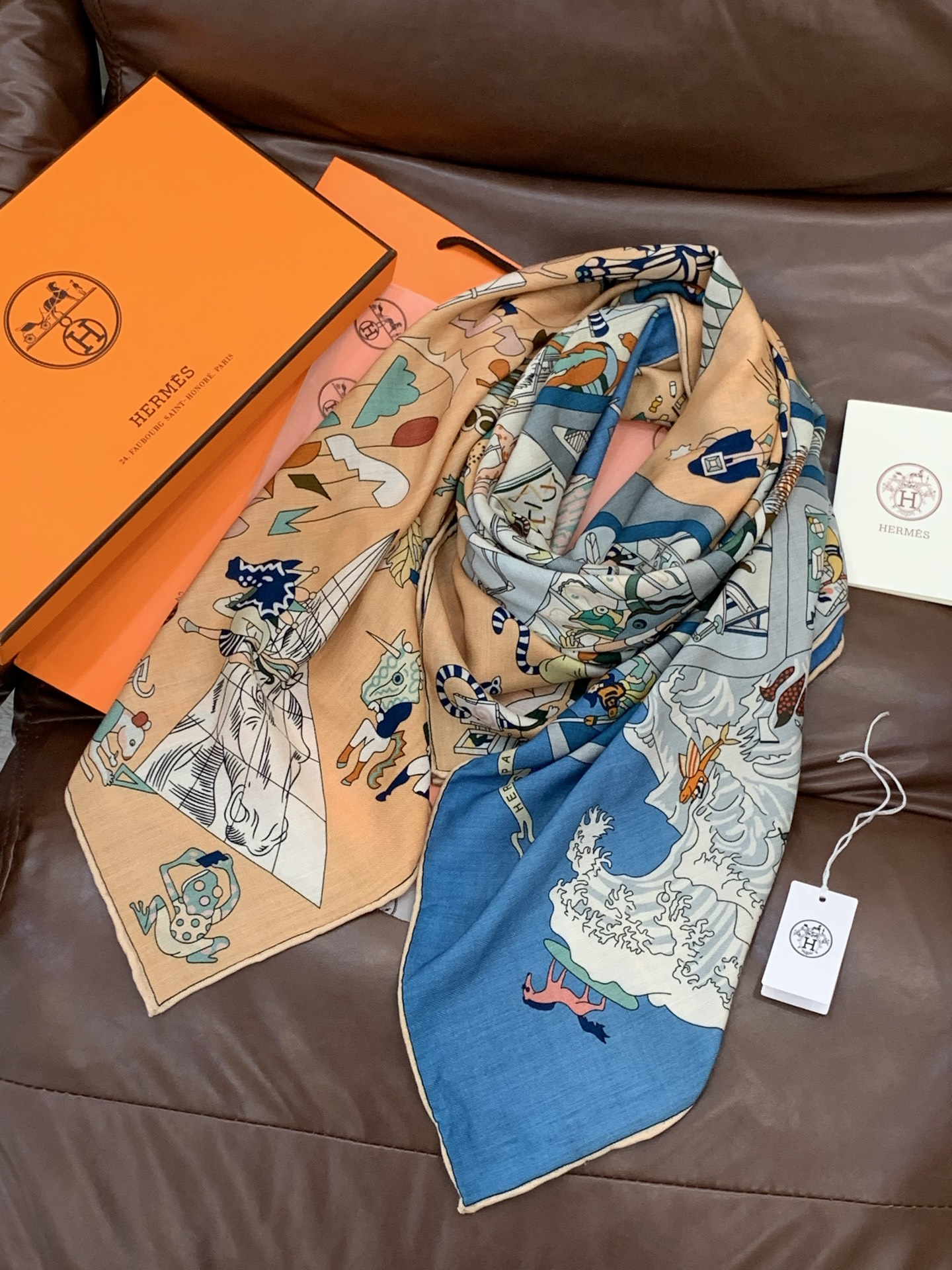 “马术学院”140双面同色丝绒披肩～Hermes 手工卷边丝绒方巾（30%桑蚕丝70%羊绒）这款爱马仕的