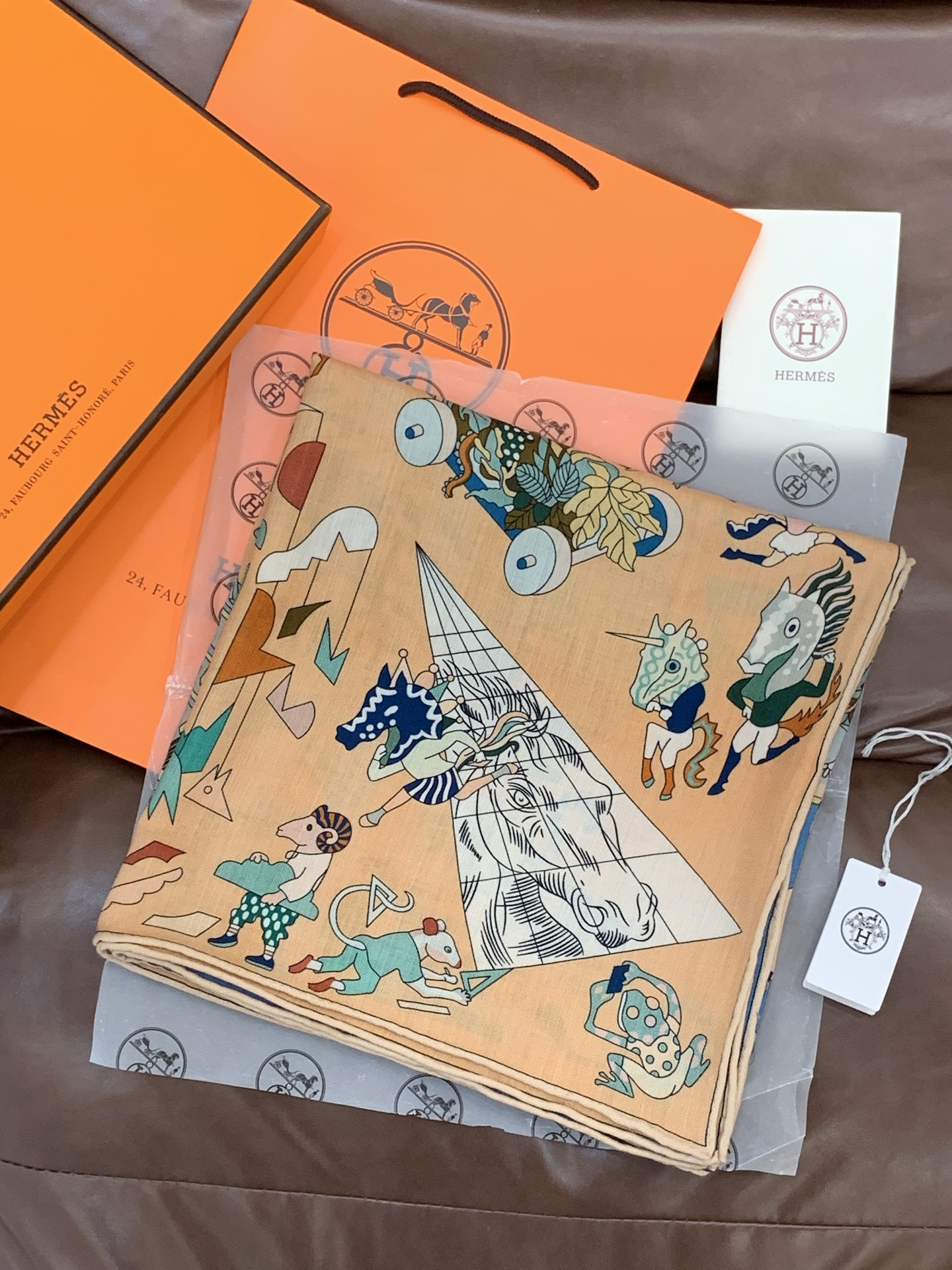 “马术学院”140双面同色丝绒披肩～Hermes 手工卷边丝绒方巾（30%桑蚕丝70%羊绒）这款爱马仕的