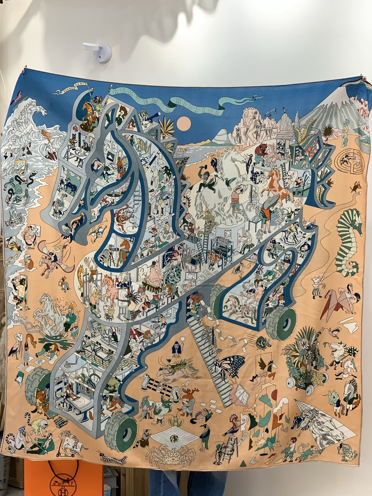 “马术学院”140双面同色丝绒披肩～Hermes 手工卷边丝绒方巾（30%桑蚕丝70%羊绒）这款爱马仕的