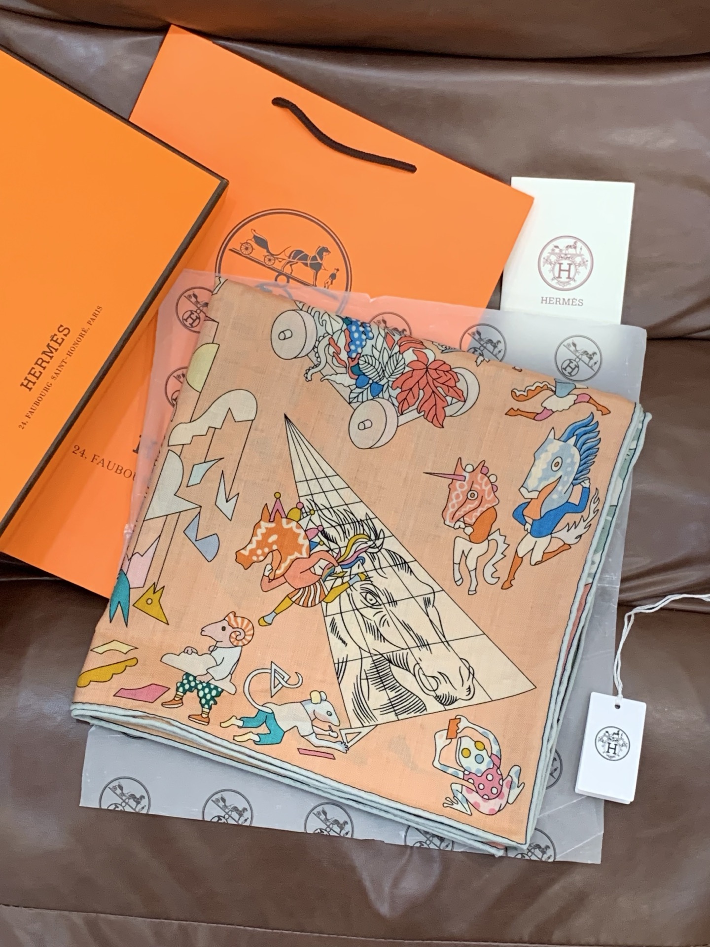 “马术学院”140双面同色丝绒披肩～Hermes 手工卷边丝绒方巾（30%桑蚕丝70%羊绒）这款爱马仕的