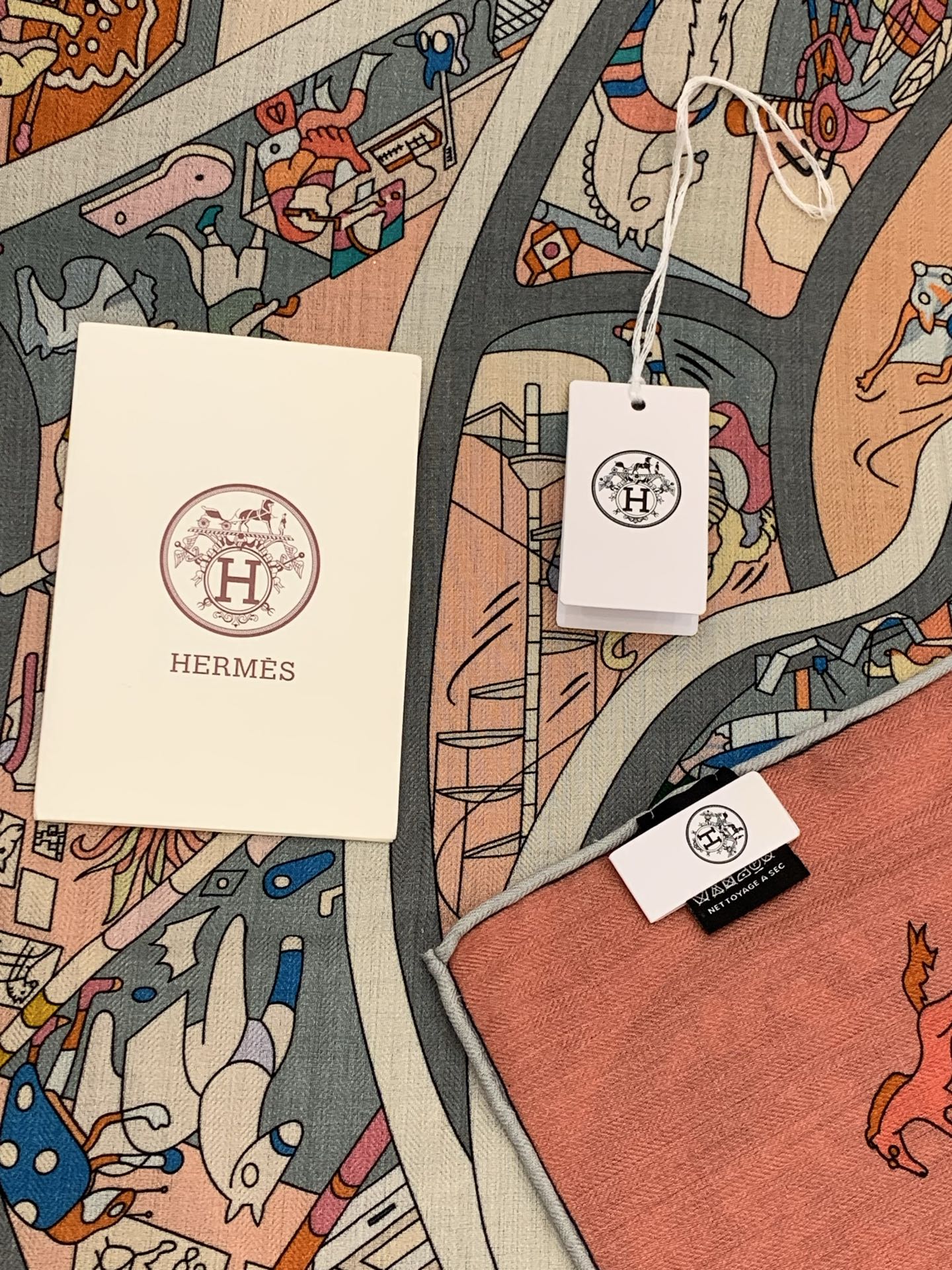 “马术学院”140双面同色丝绒披肩～Hermes 手工卷边丝绒方巾（30%桑蚕丝70%羊绒）这款爱马仕的