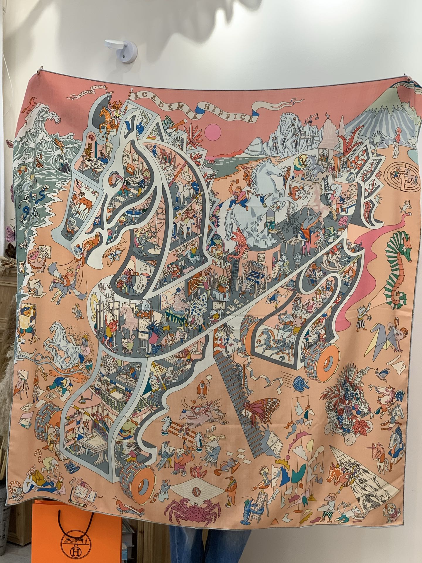 “马术学院”140双面同色丝绒披肩～Hermes 手工卷边丝绒方巾（30%桑蚕丝70%羊绒）这款爱马仕的