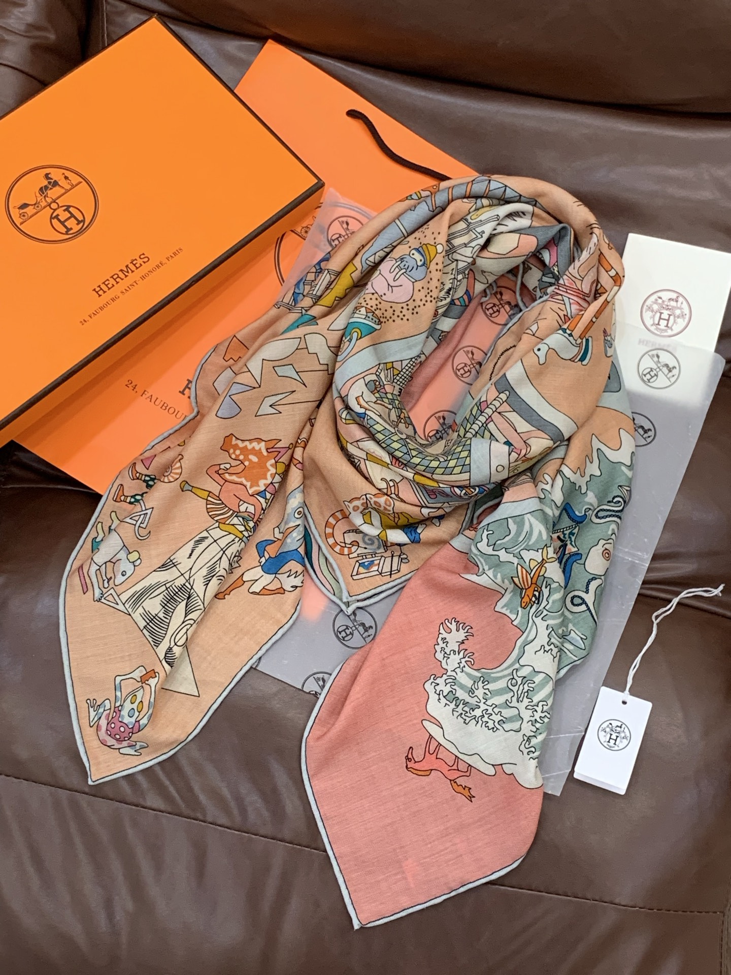 “马术学院”140双面同色丝绒披肩～Hermes 手工卷边丝绒方巾（30%桑蚕丝70%羊绒）这款爱马仕的