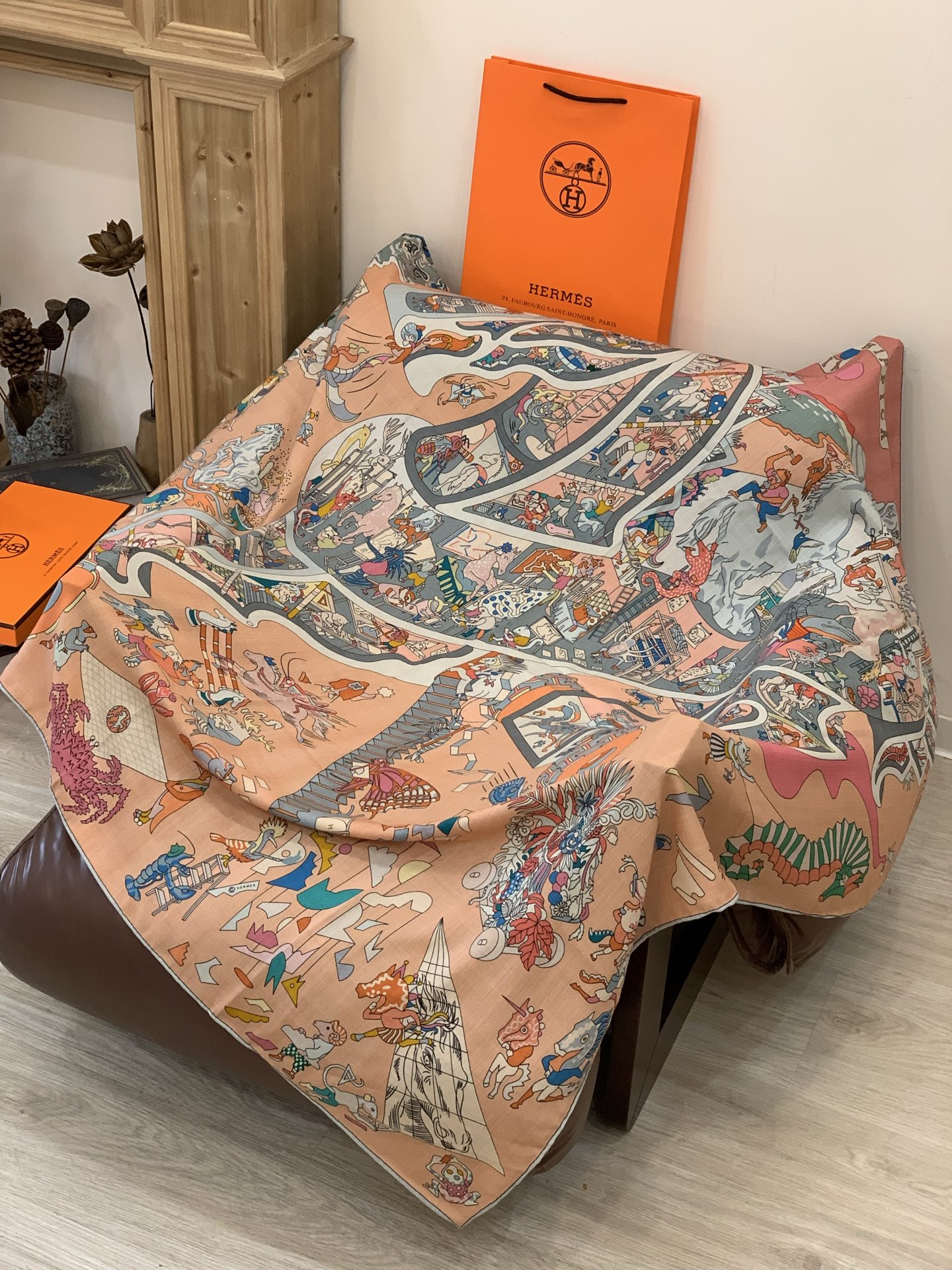 “马术学院”140双面同色丝绒披肩～Hermes 手工卷边丝绒方巾（30%桑蚕丝70%羊绒）这款爱马仕的