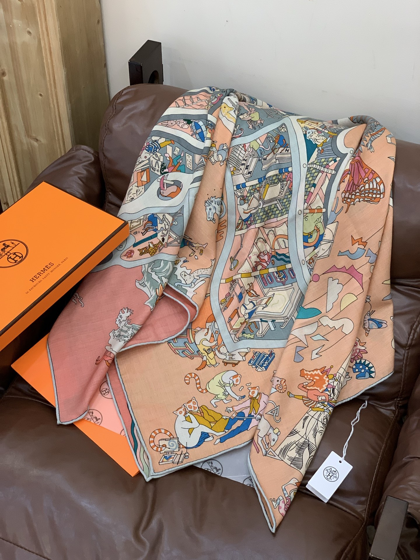 “马术学院”140双面同色丝绒披肩～Hermes 手工卷边丝绒方巾（30%桑蚕丝70%羊绒）这款爱马仕的