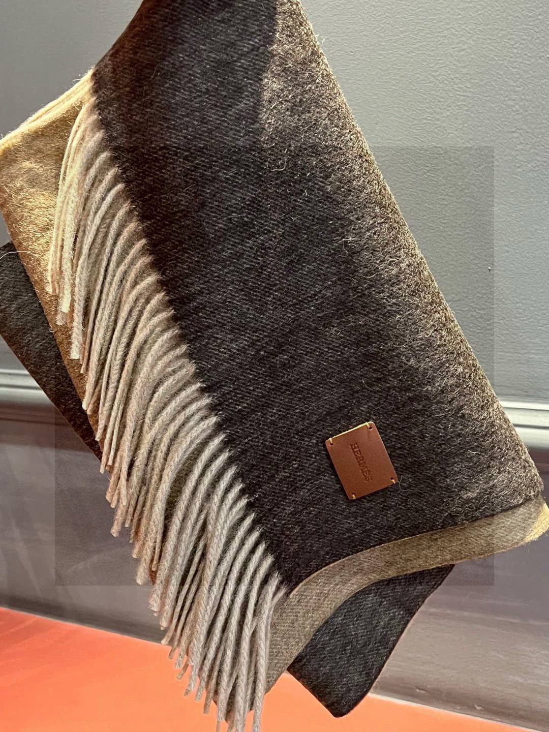 ✨✨太美了😍 爱马仕 情侣款 美到要尖叫😱专柜最新款🎊英伦欧美范儿「多色渐变」又是一款即时尚又实用的大围