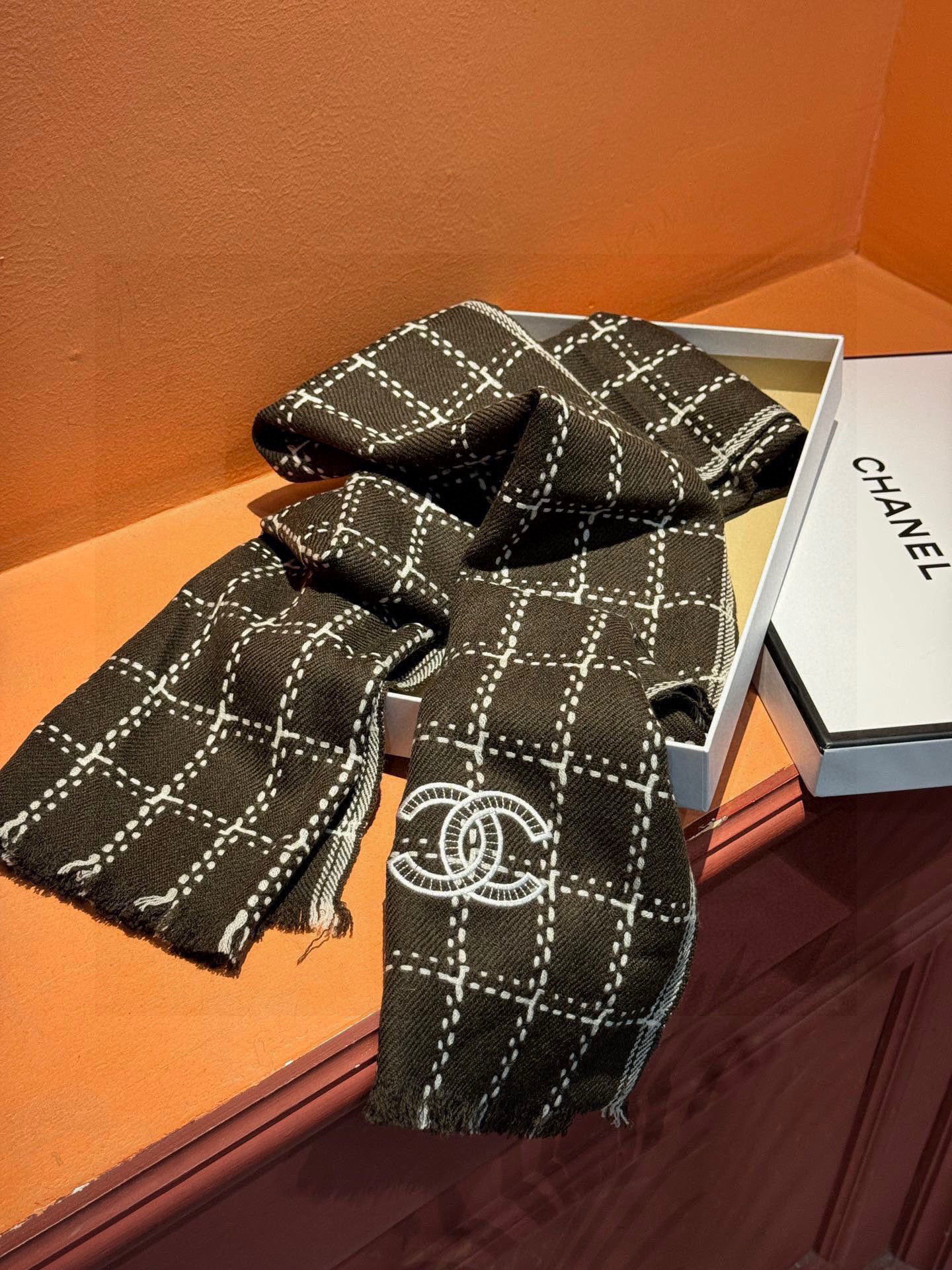 新款 搭配利器🆕🆕 香奈儿系列货 专供viP 产品 ♥顶级苏格兰进口绵羊毛 纹路织法使围巾赋有弹性且柔软
