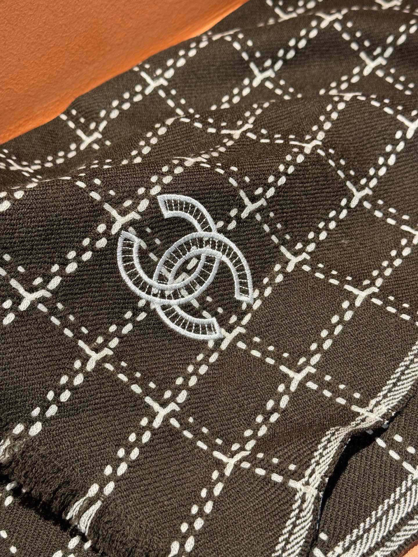 新款 搭配利器🆕🆕 香奈儿系列货 专供viP 产品 ♥顶级苏格兰进口绵羊毛 纹路织法使围巾赋有弹性且柔软