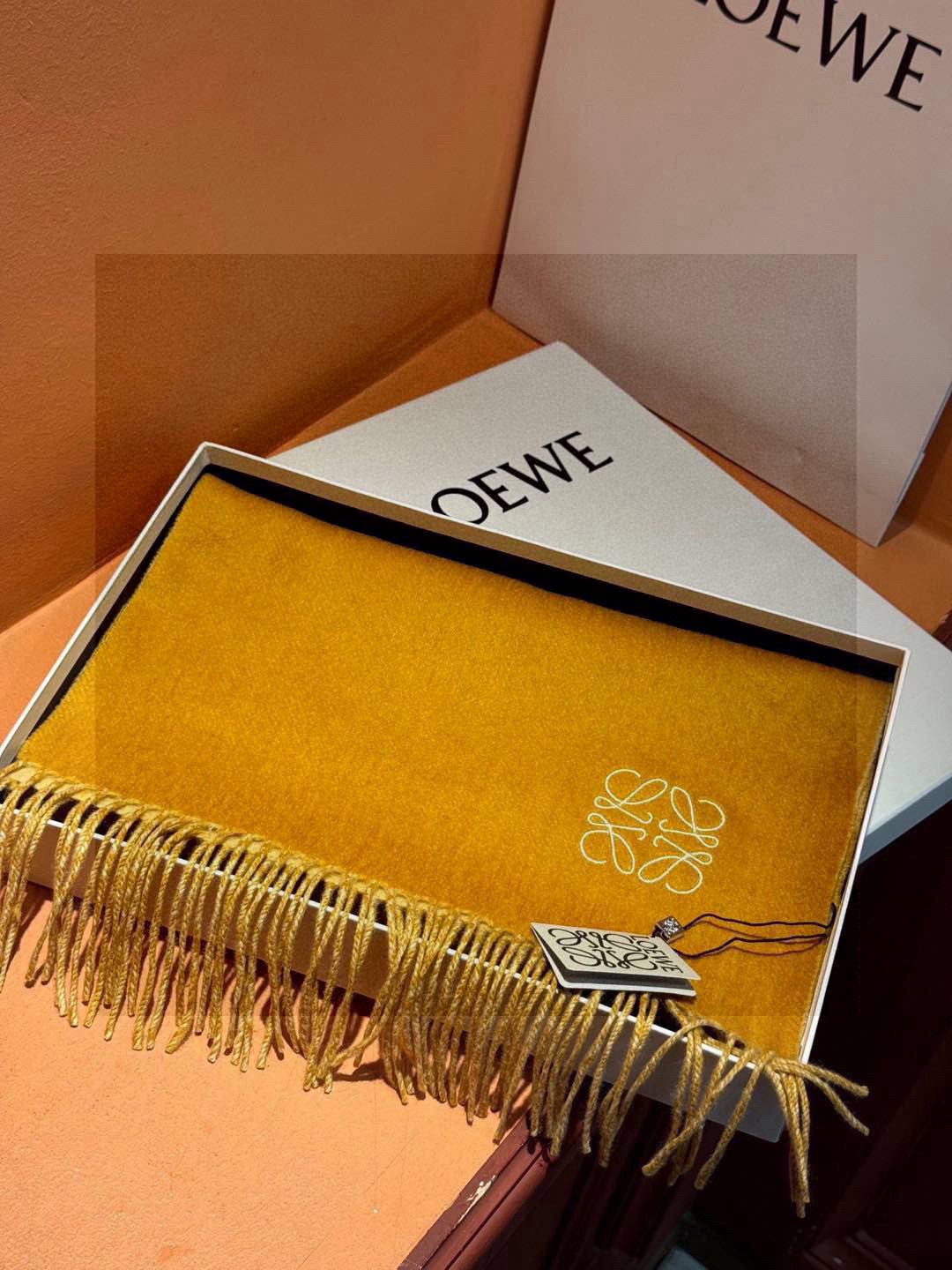 罗意威👍巴黎时装展商务男士女士通用双面羊绒披肩🔥代工厂臻选上乘的超细羊绒纤维 进行纯手工精梳处理 耗时耗