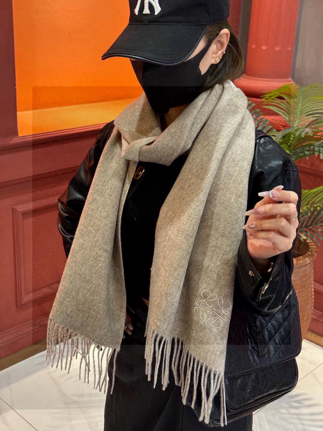 罗意威👍巴黎时装展商务男士女士通用双面羊绒披肩🔥代工厂臻选上乘的超细羊绒纤维 进行纯手工精梳处理 耗时耗