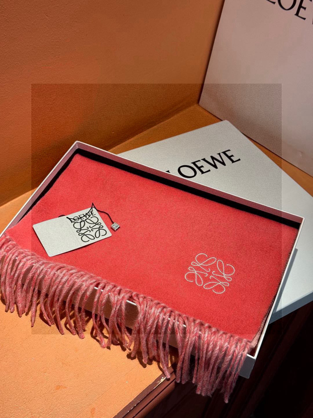 罗意威👍巴黎时装展商务男士女士通用双面羊绒披肩🔥代工厂臻选上乘的超细羊绒纤维 进行纯手工精梳处理 耗时耗