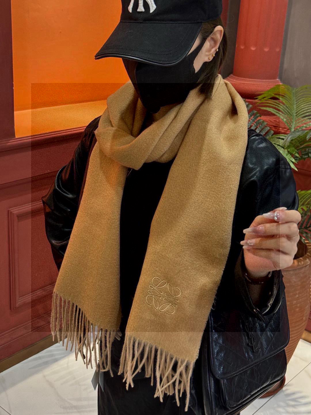 罗意威👍巴黎时装展商务男士女士通用双面羊绒披肩🔥代工厂臻选上乘的超细羊绒纤维 进行纯手工精梳处理 耗时耗