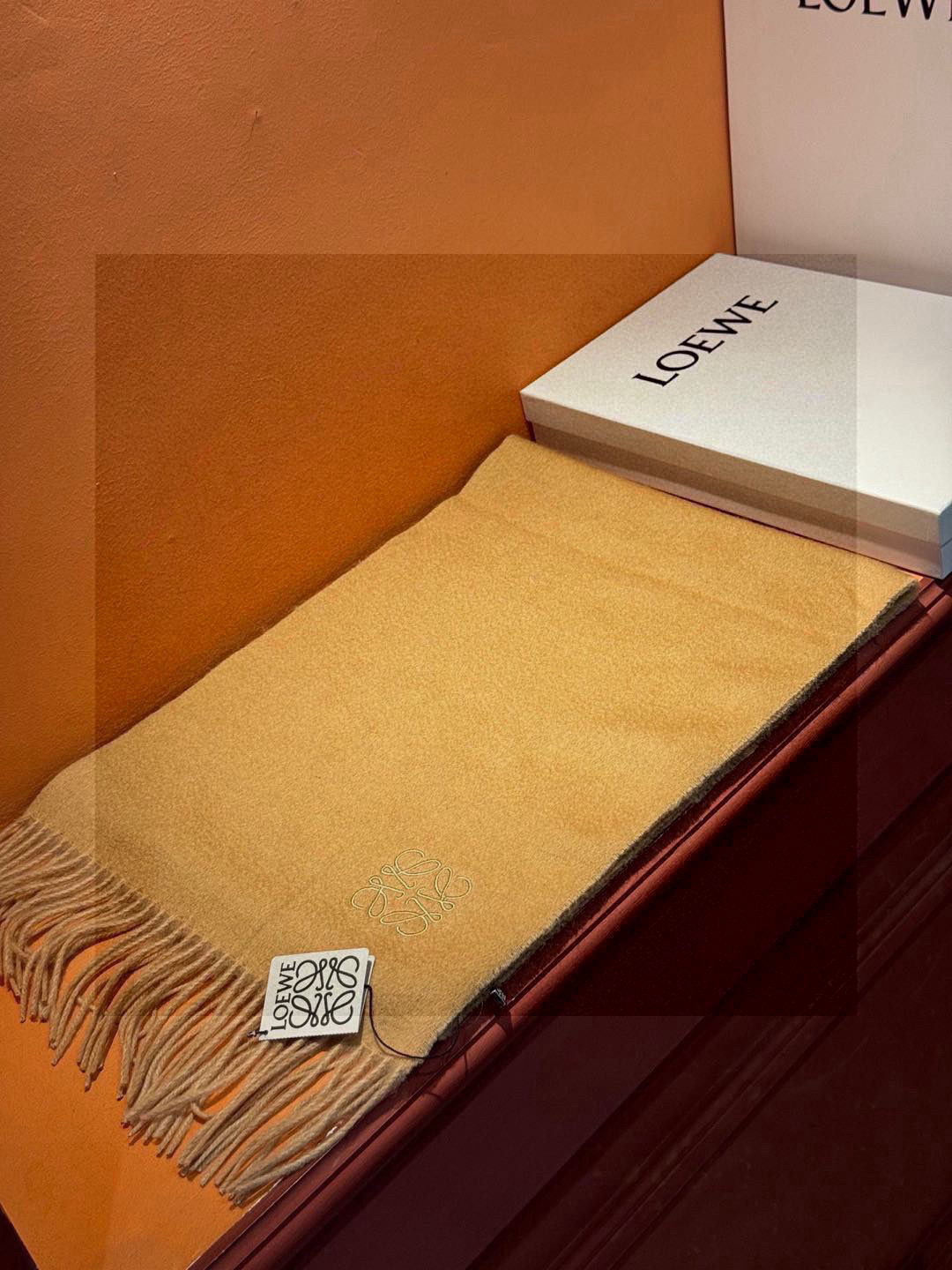 罗意威👍巴黎时装展商务男士女士通用双面羊绒披肩🔥代工厂臻选上乘的超细羊绒纤维 进行纯手工精梳处理 耗时耗