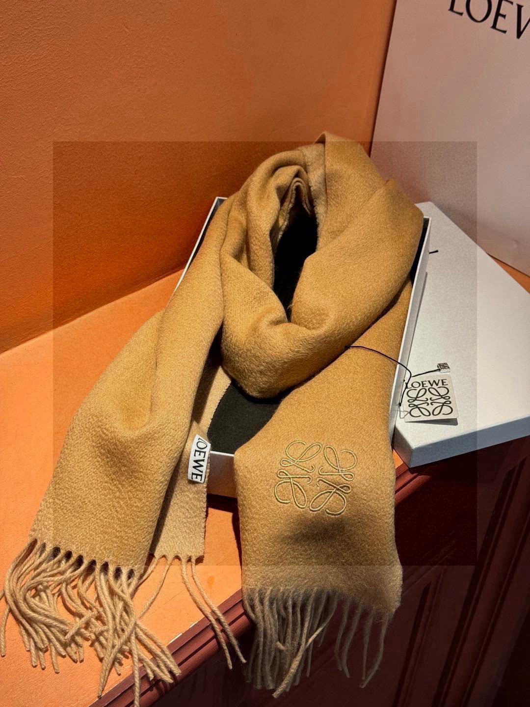 罗意威👍巴黎时装展商务男士女士通用双面羊绒披肩🔥代工厂臻选上乘的超细羊绒纤维 进行纯手工精梳处理 耗时耗