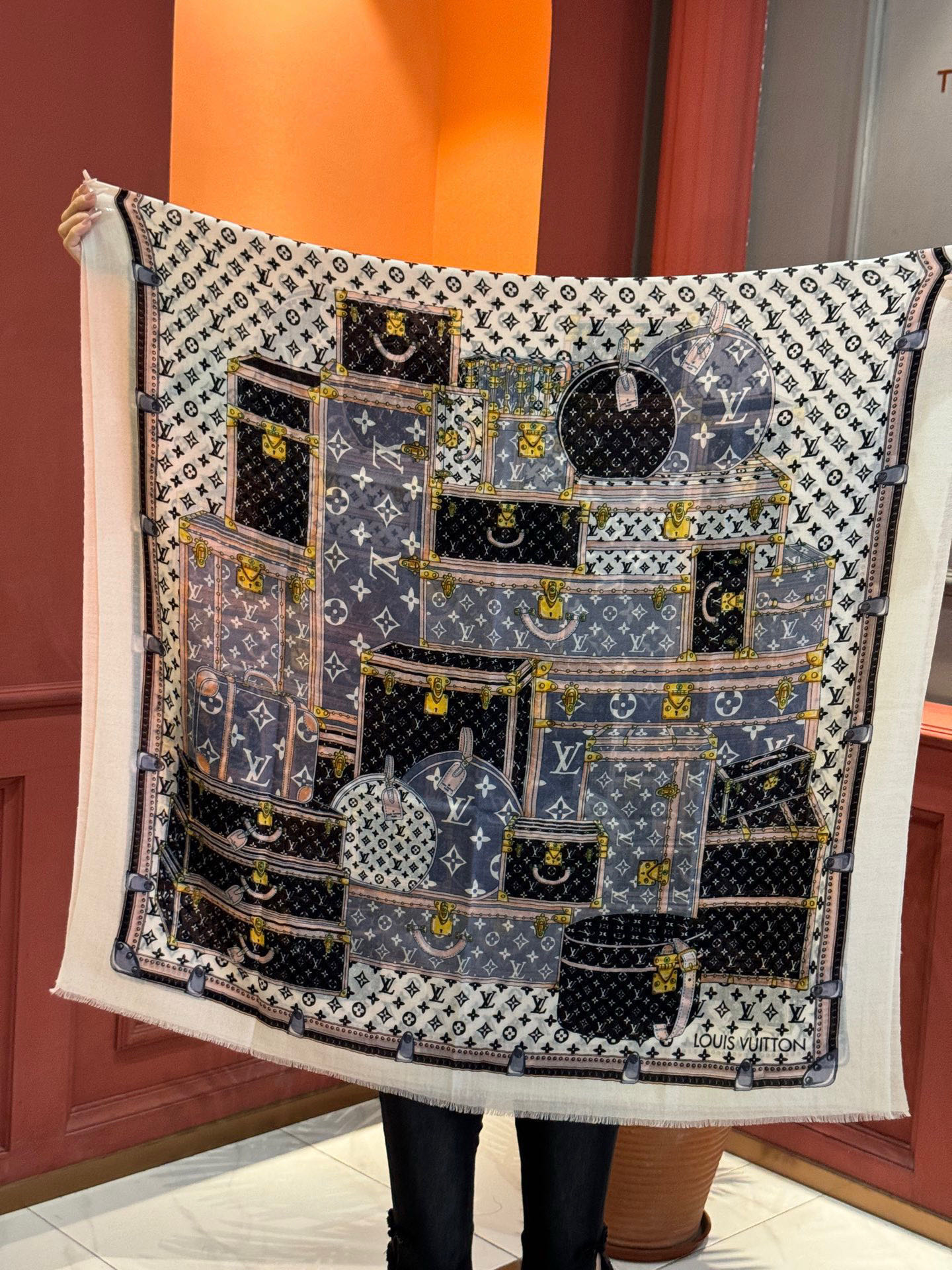 上新🆕❤️ lv 旅行包🔒款～ 新款羊绒😍专柜同步🌈✨这个size不大不小特别好搭配，品质超级好‼️拿到