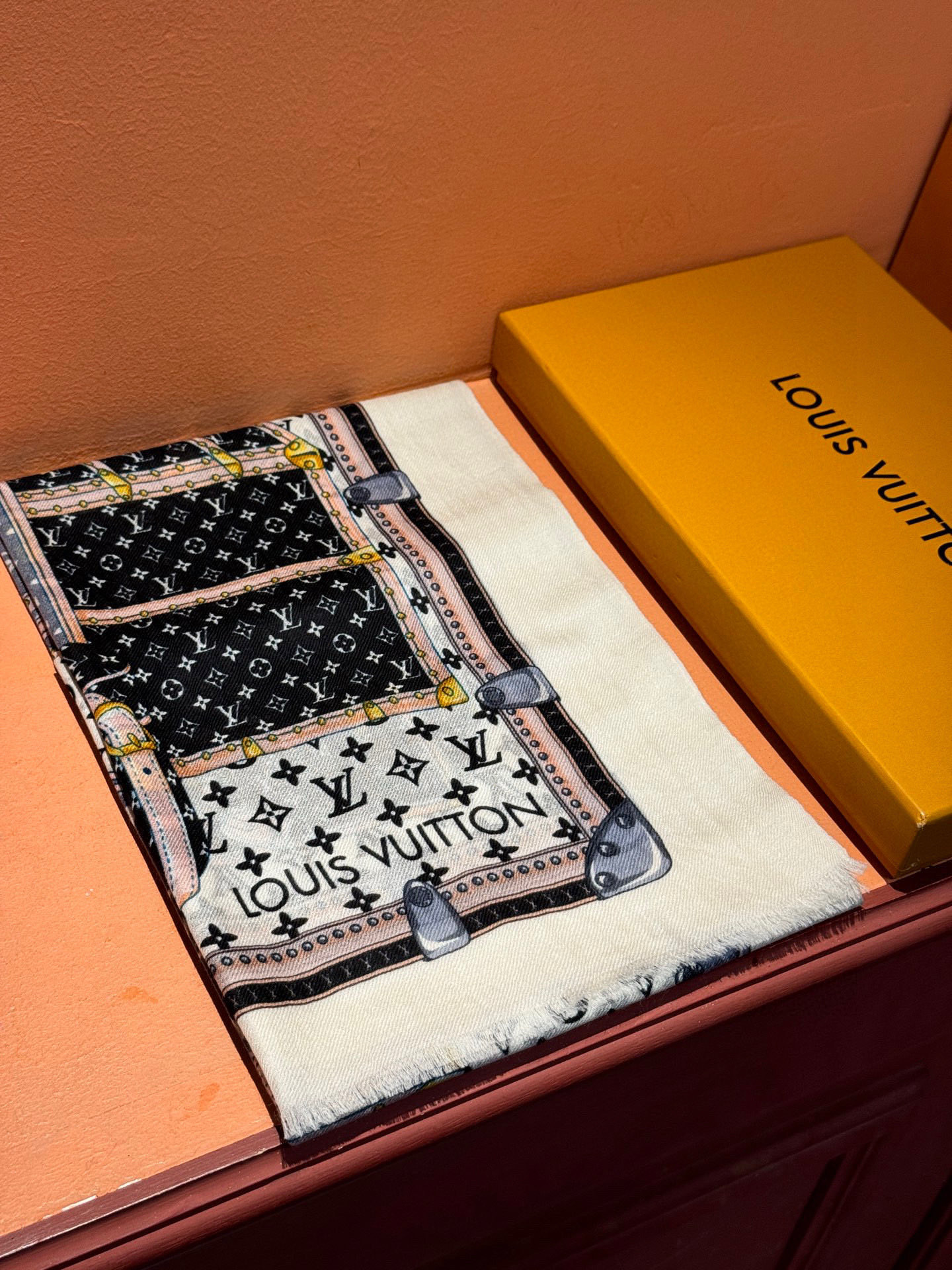 上新🆕❤️ lv 旅行包🔒款～ 新款羊绒😍专柜同步🌈✨这个size不大不小特别好搭配，品质超级好‼️拿到