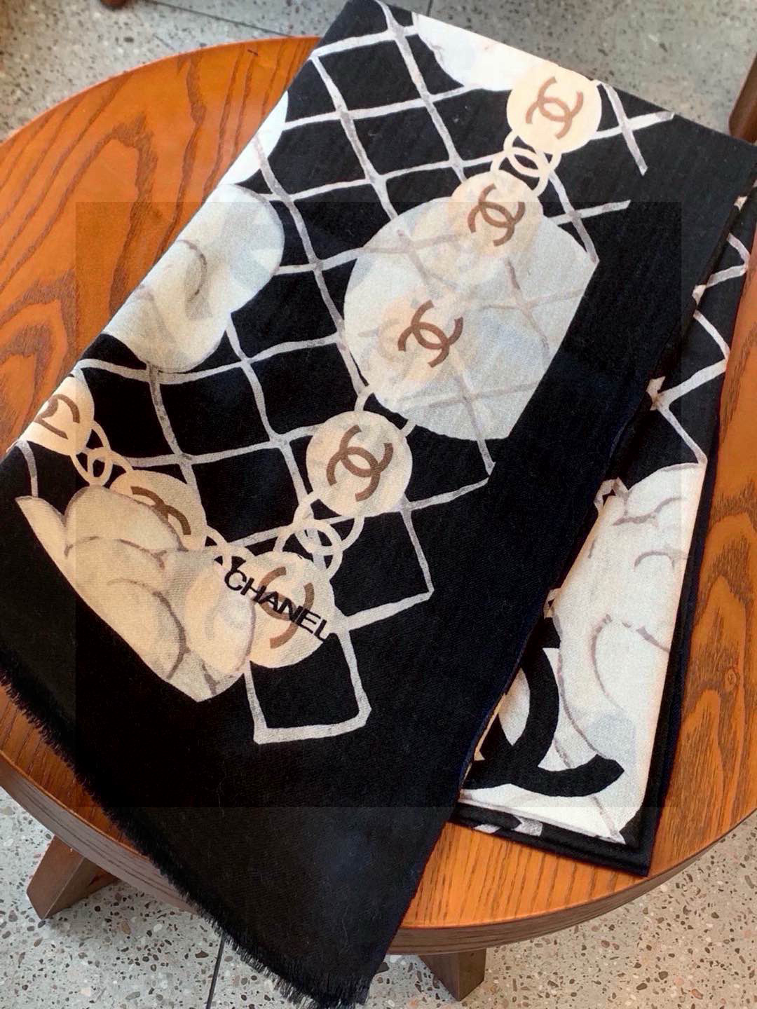 香家最最经典的山茶花系列，经典到每个女人的衣柜都要收纳的一条 满足你的日常所需，舒适的触感，让你舍不得脱