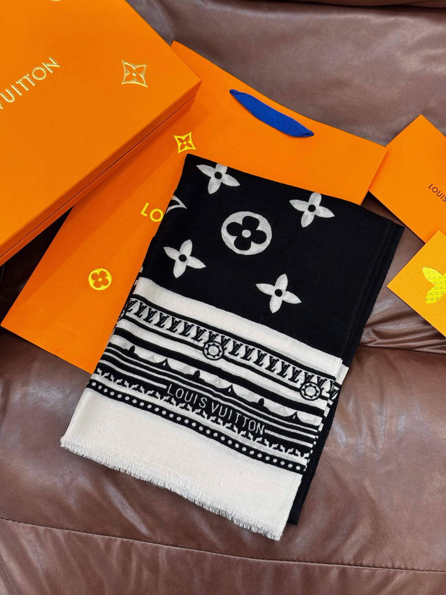 又时髦又百搭！LV新款老花长巾】提升气质和品味的好单品！！四季必备！！真的无敌实用！！Lv难得的羊绒长巾