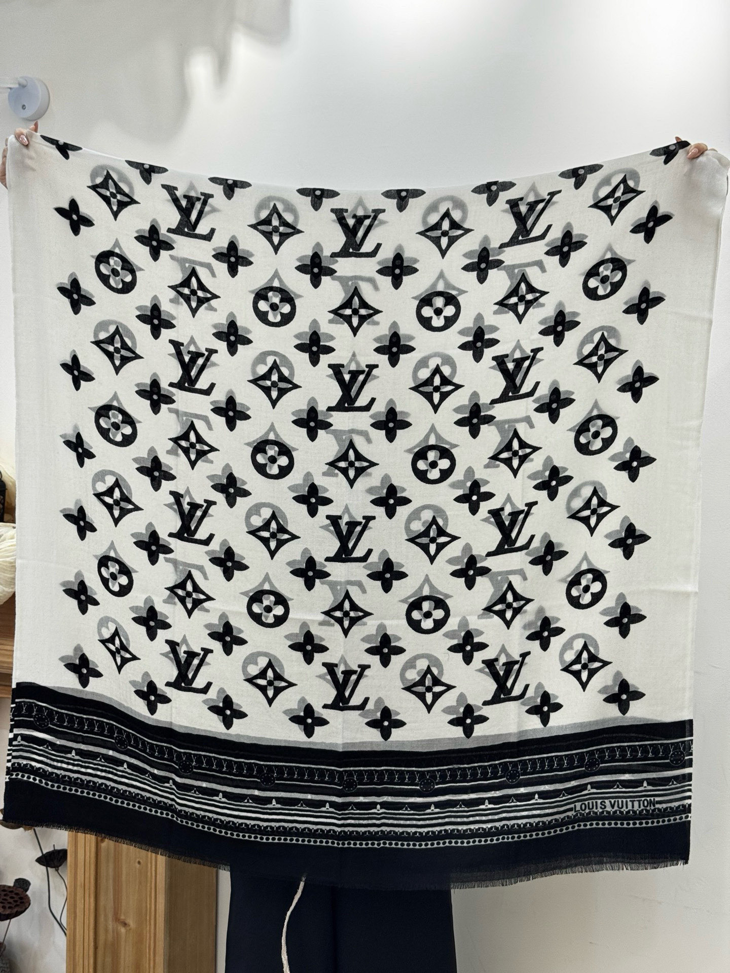 又时髦又百搭！LV新款老花长巾】提升气质和品味的好单品！！四季必备！！真的无敌实用！！Lv难得的羊绒长巾