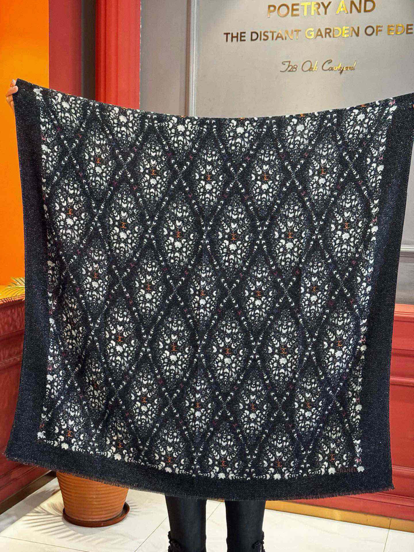 会发光发亮的围巾💟香奶奶专柜上新客供羊绒长巾👑👑 卖的超爆的，亮晶晶✨的银丝上身才会知道她的美，洋气、大