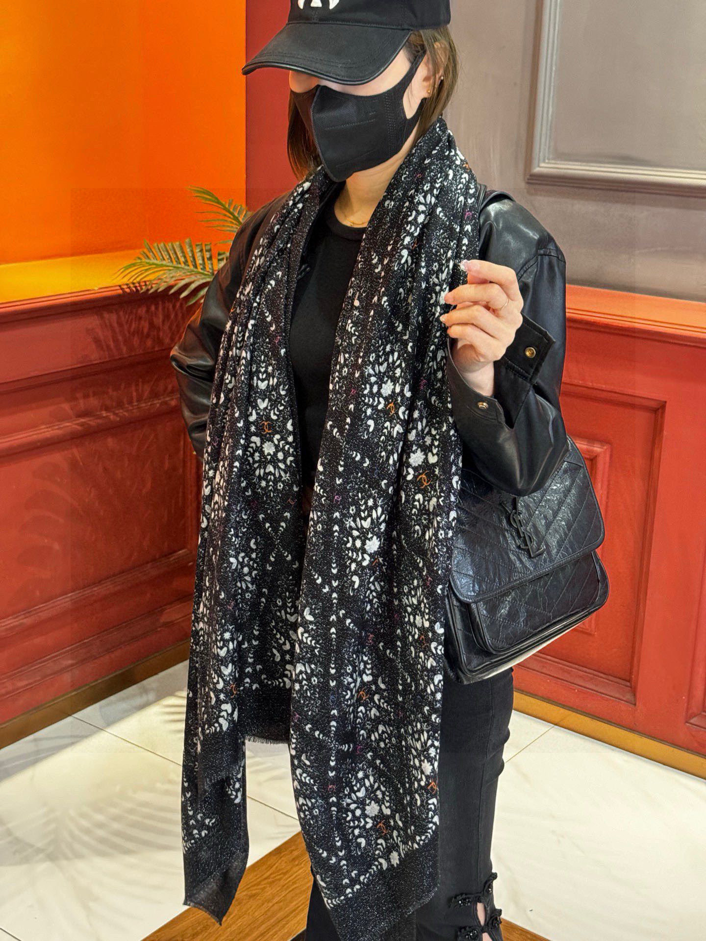 会发光发亮的围巾💟香奶奶专柜上新客供羊绒长巾👑👑 卖的超爆的，亮晶晶✨的银丝上身才会知道她的美，洋气、大