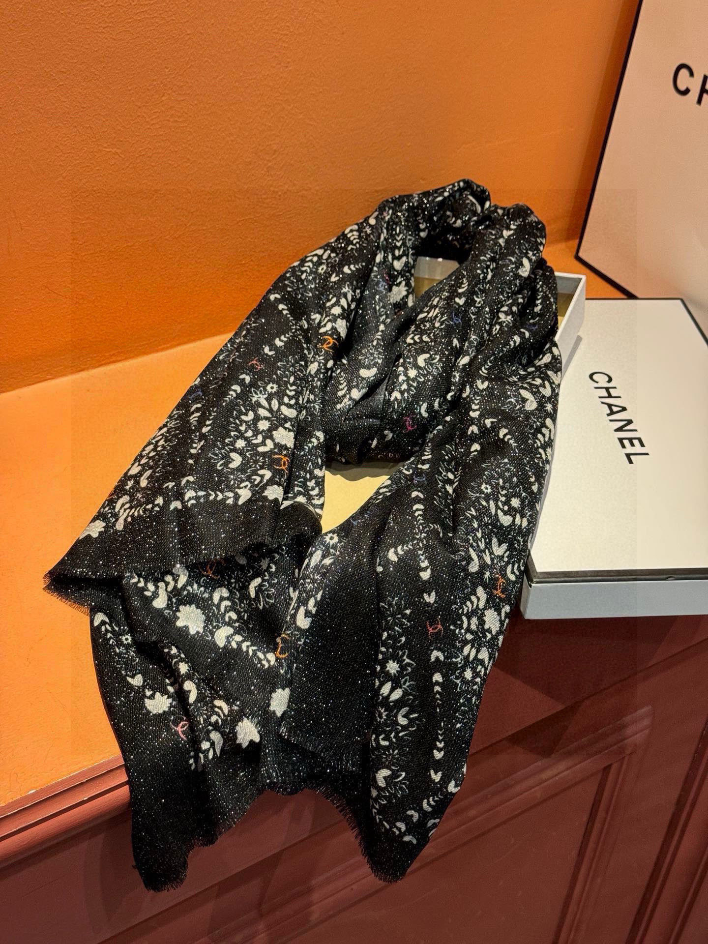 会发光发亮的围巾💟香奶奶专柜上新客供羊绒长巾👑👑 卖的超爆的，亮晶晶✨的银丝上身才会知道她的美，洋气、大