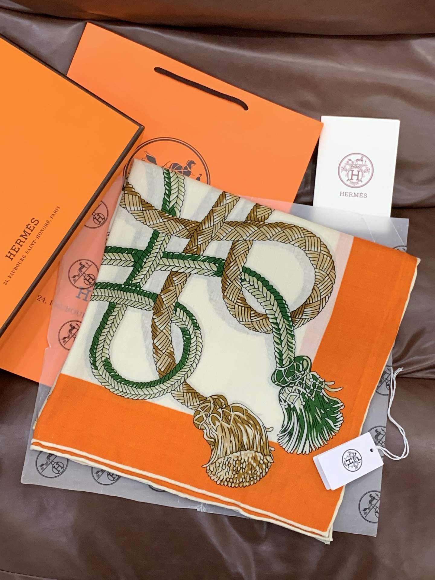 💟2025年秋冬上新💞【双面同色丝毛方巾】手工卷边山羊绒和真丝混纺披肩（70%山羊绒，30%桑蚕丝）这款