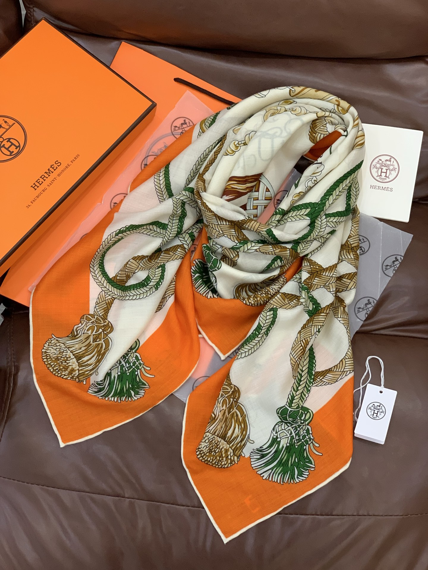 💟2025年秋冬上新💞【双面同色丝毛方巾】手工卷边山羊绒和真丝混纺披肩（70%山羊绒，30%桑蚕丝）这款