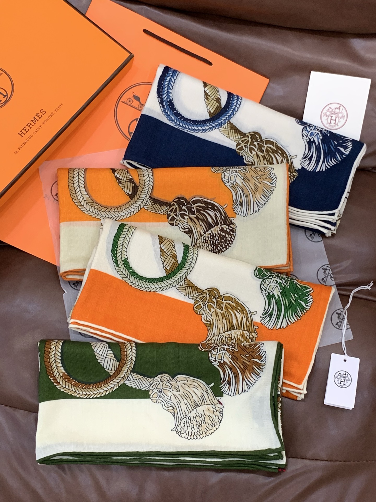 💟2025年秋冬上新💞【双面同色丝毛方巾】手工卷边山羊绒和真丝混纺披肩（70%山羊绒，30%桑蚕丝）这款