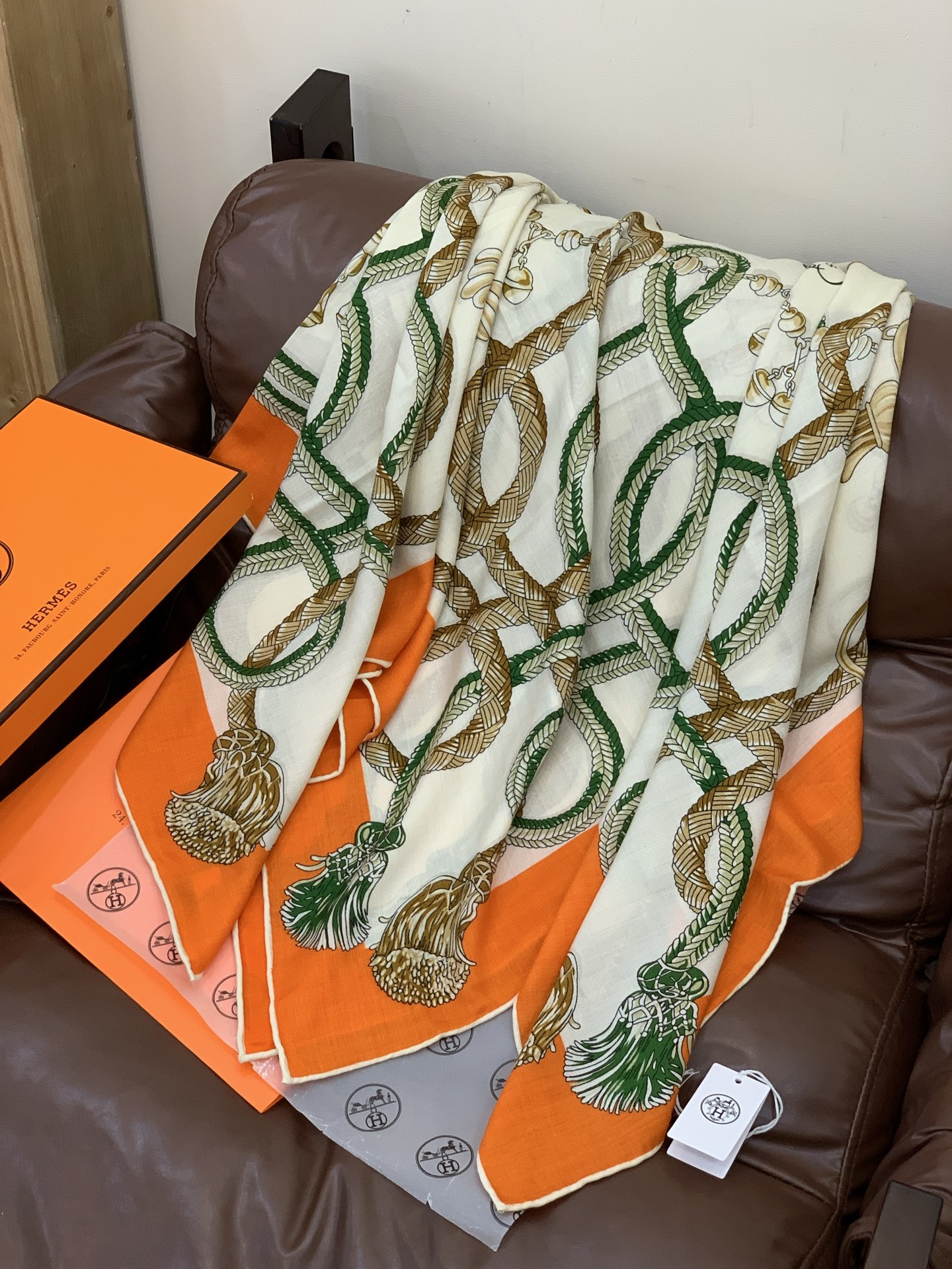 💟2025年秋冬上新💞【双面同色丝毛方巾】手工卷边山羊绒和真丝混纺披肩（70%山羊绒，30%桑蚕丝）这款