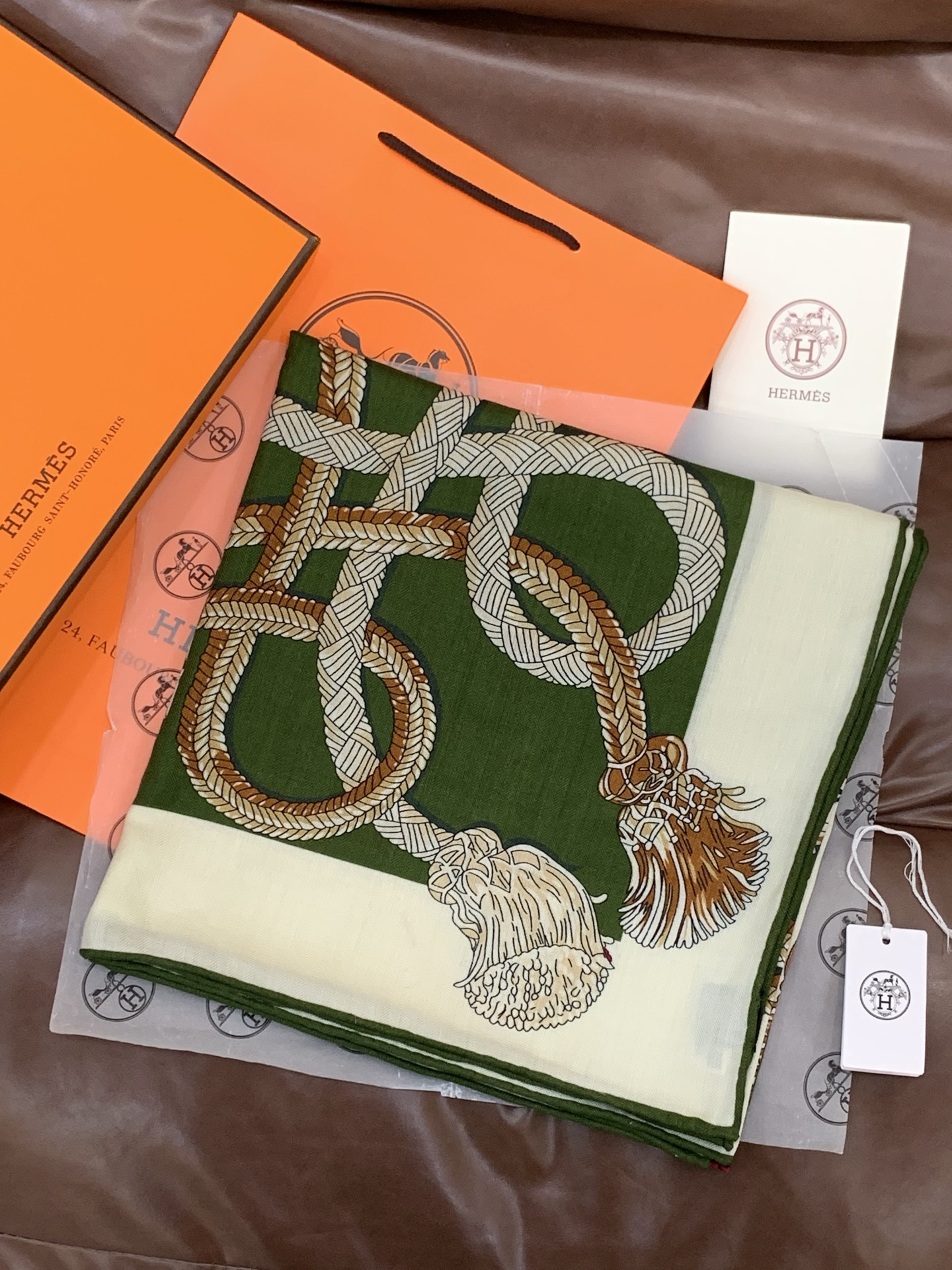 💟2025年秋冬上新💞【双面同色丝毛方巾】手工卷边山羊绒和真丝混纺披肩（70%山羊绒，30%桑蚕丝）这款