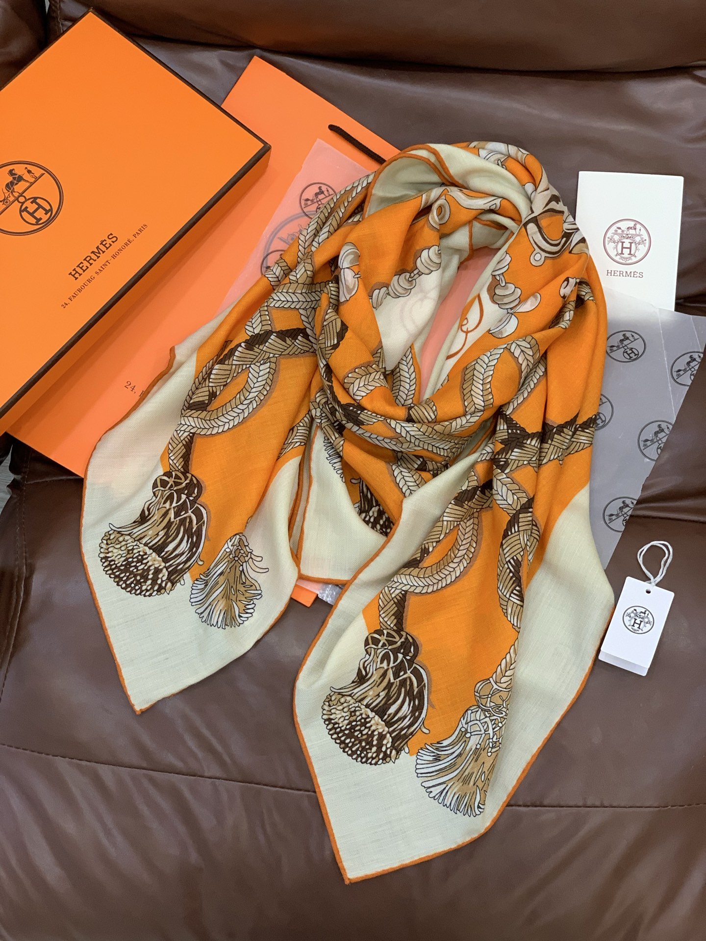 💟2025年秋冬上新💞【双面同色丝毛方巾】手工卷边山羊绒和真丝混纺披肩（70%山羊绒，30%桑蚕丝）这款