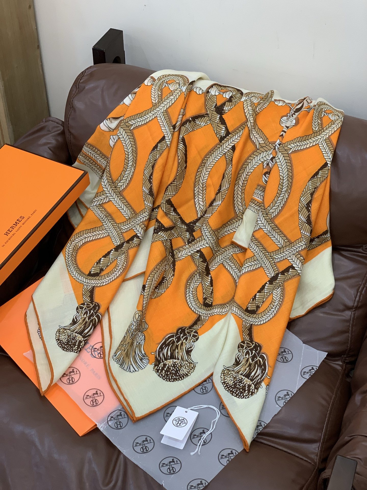 💟2025年秋冬上新💞【双面同色丝毛方巾】手工卷边山羊绒和真丝混纺披肩（70%山羊绒，30%桑蚕丝）这款