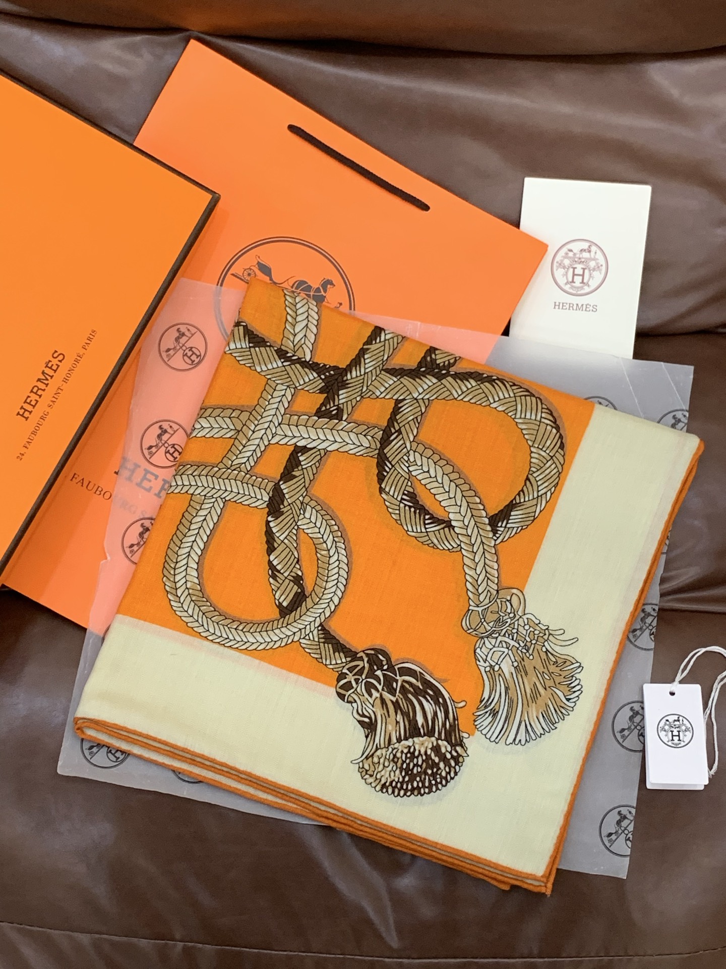 💟2025年秋冬上新💞【双面同色丝毛方巾】手工卷边山羊绒和真丝混纺披肩（70%山羊绒，30%桑蚕丝）这款