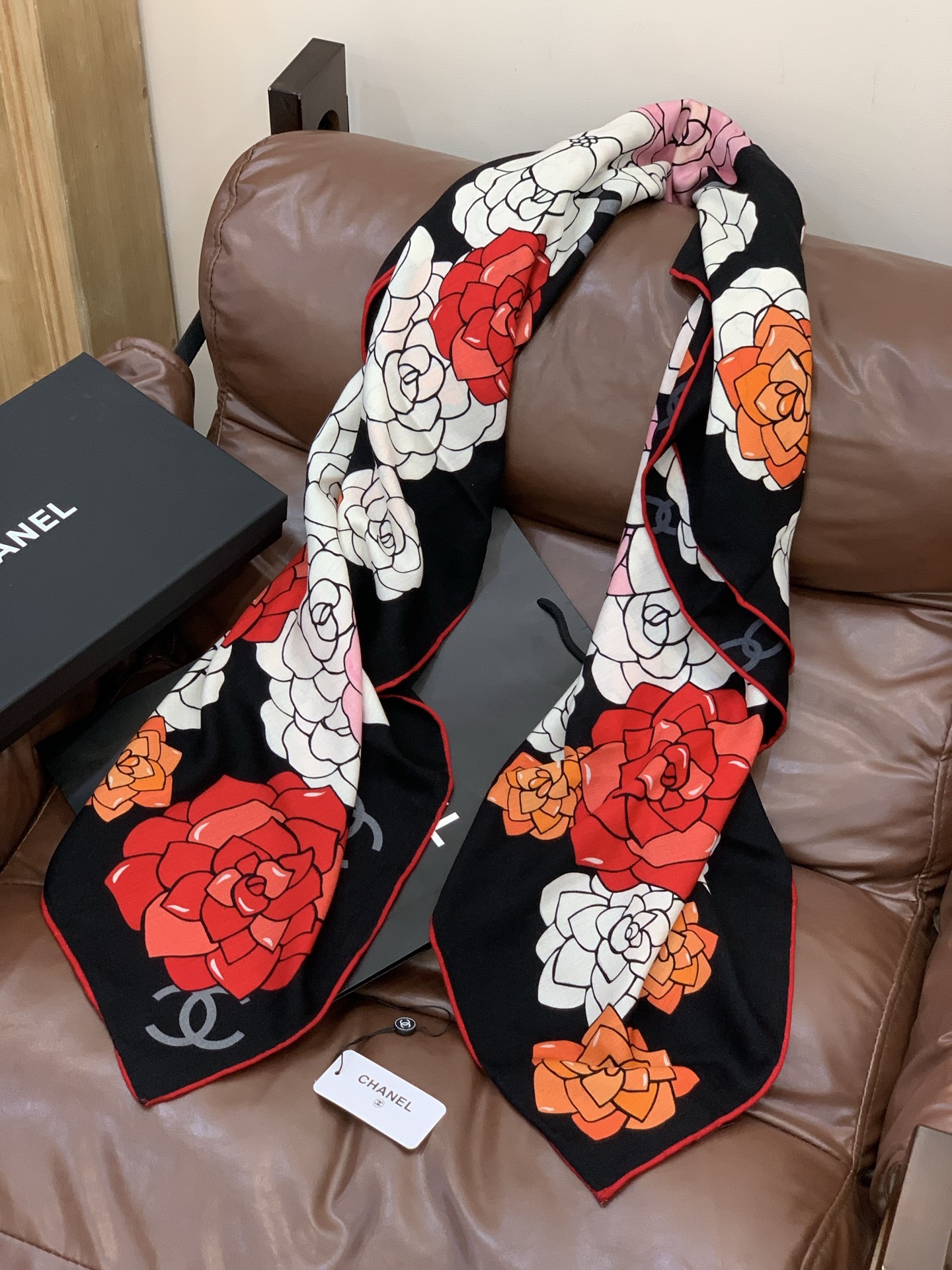 香奈儿上新❤️【Chanel】 经典茶花优雅Coco风，Chanel最新丝绒大方巾~气质到骨子里，香奶奶