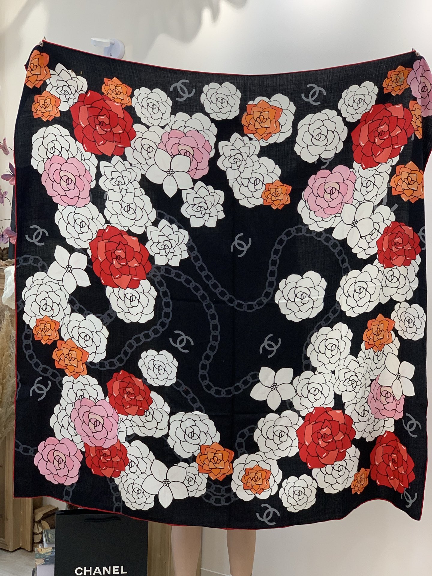香奈儿上新❤️【Chanel】 经典茶花优雅Coco风，Chanel最新丝绒大方巾~气质到骨子里，香奶奶