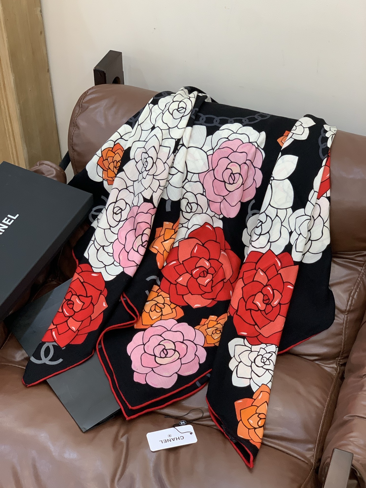 香奈儿上新❤️【Chanel】 经典茶花优雅Coco风，Chanel最新丝绒大方巾~气质到骨子里，香奶奶