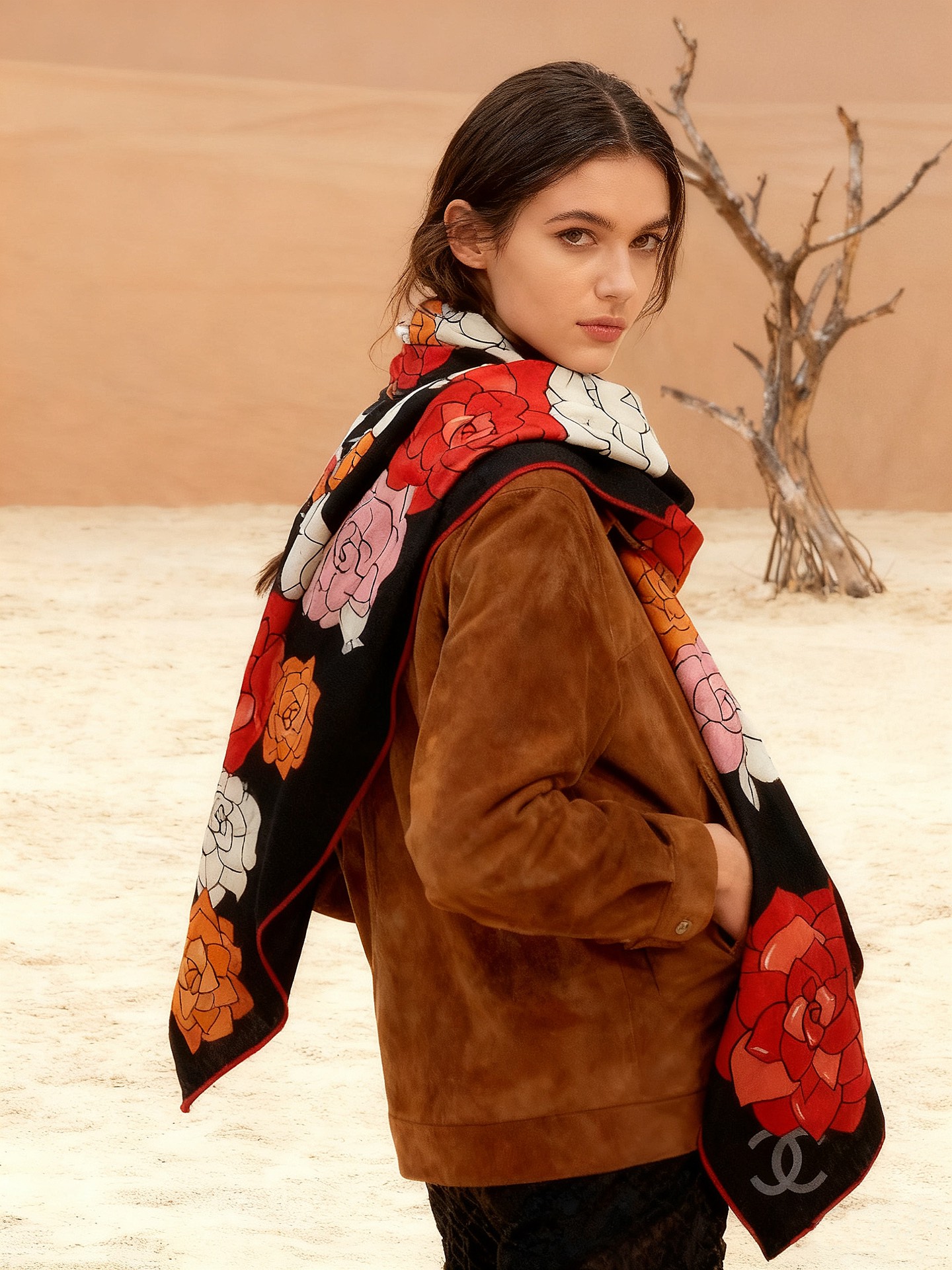 香奈儿上新❤️【Chanel】 经典茶花优雅Coco风，Chanel最新丝绒大方巾~气质到骨子里，香奶奶