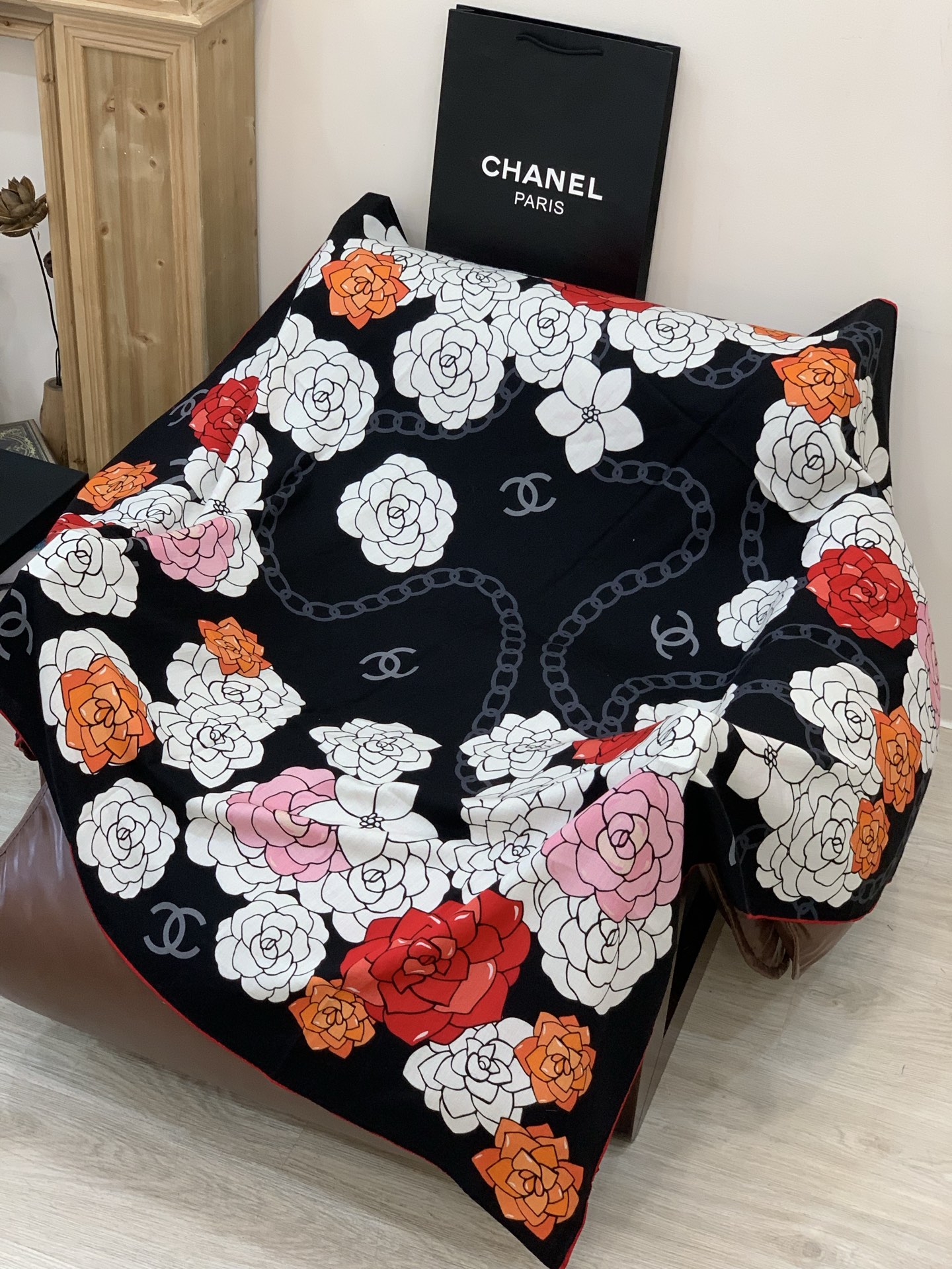 香奈儿上新❤️【Chanel】 经典茶花优雅Coco风，Chanel最新丝绒大方巾~气质到骨子里，香奶奶