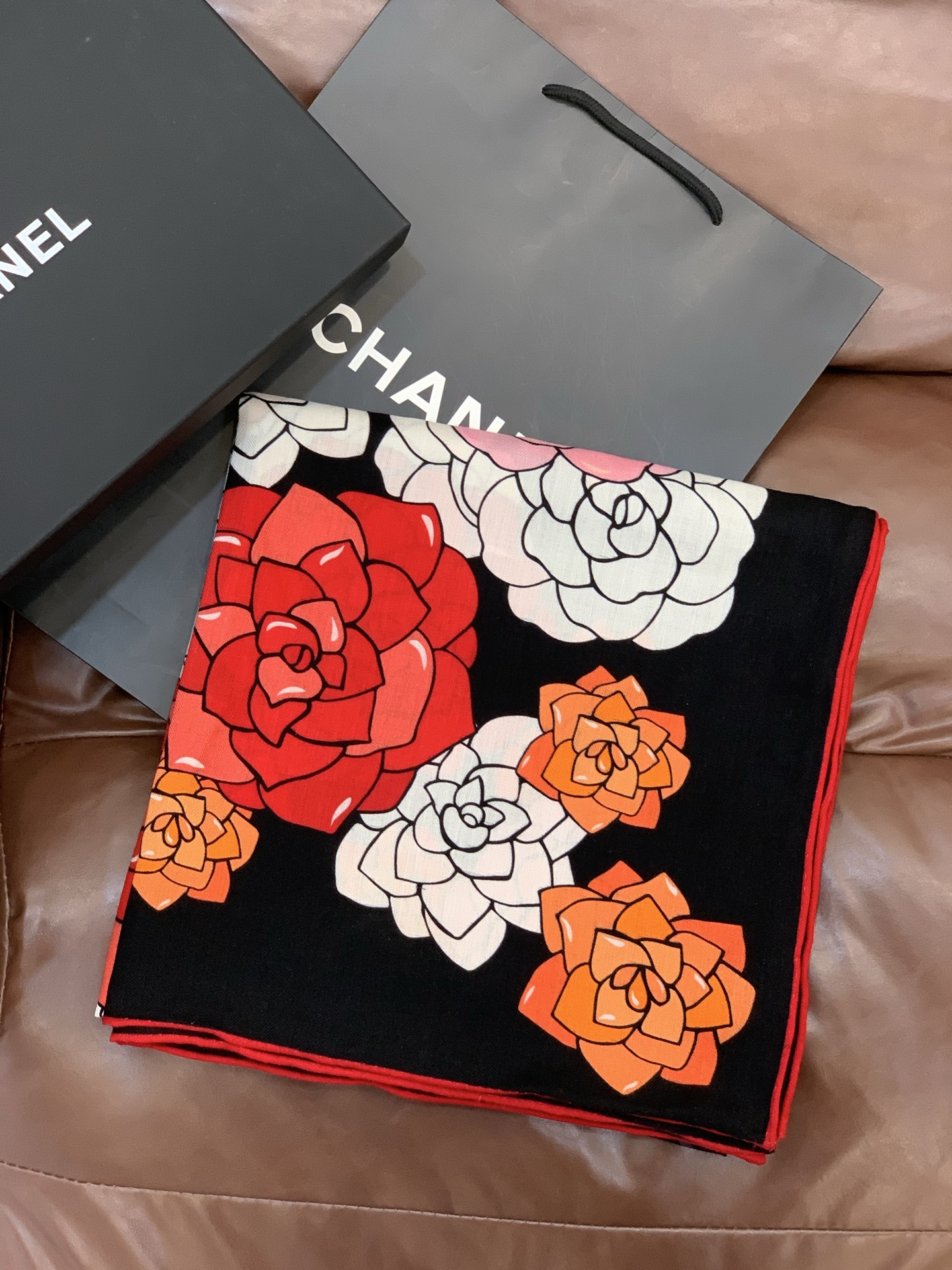 香奈儿上新❤️【Chanel】 经典茶花优雅Coco风，Chanel最新丝绒大方巾~气质到骨子里，香奶奶