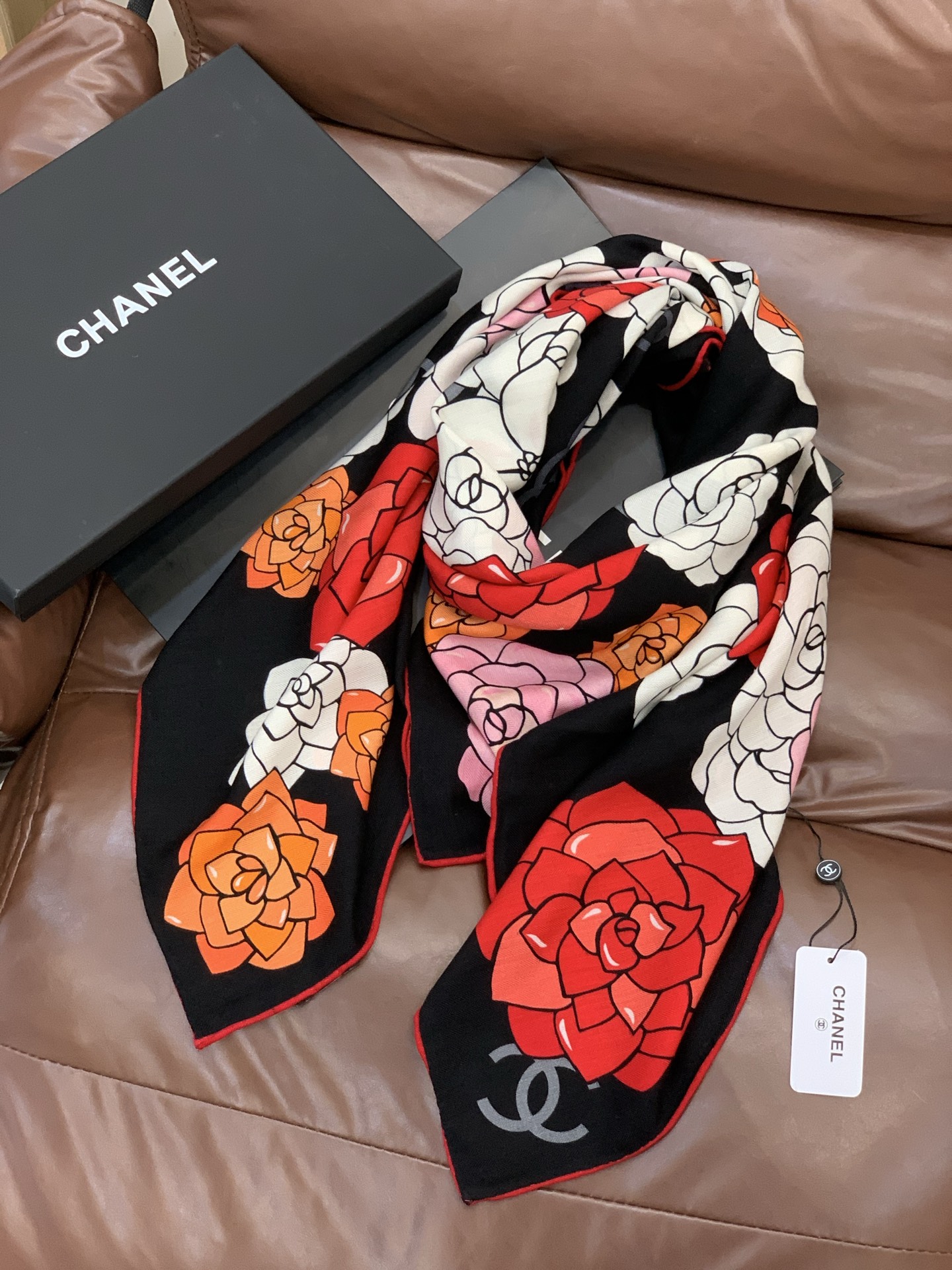 香奈儿上新❤️【Chanel】 经典茶花优雅Coco风，Chanel最新丝绒大方巾~气质到骨子里，香奶奶